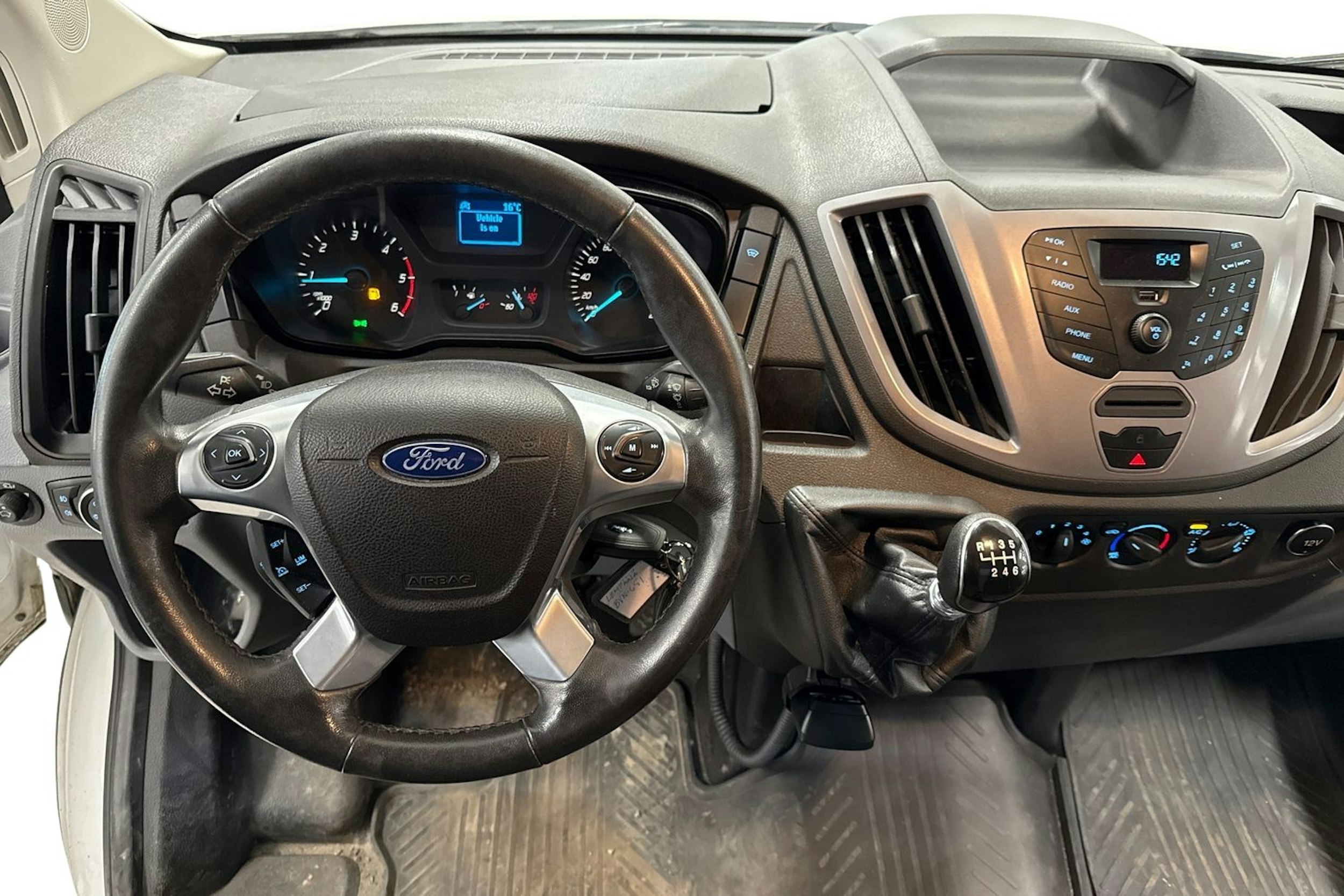 valkoinen Ford Transit 2019 kuva 8.