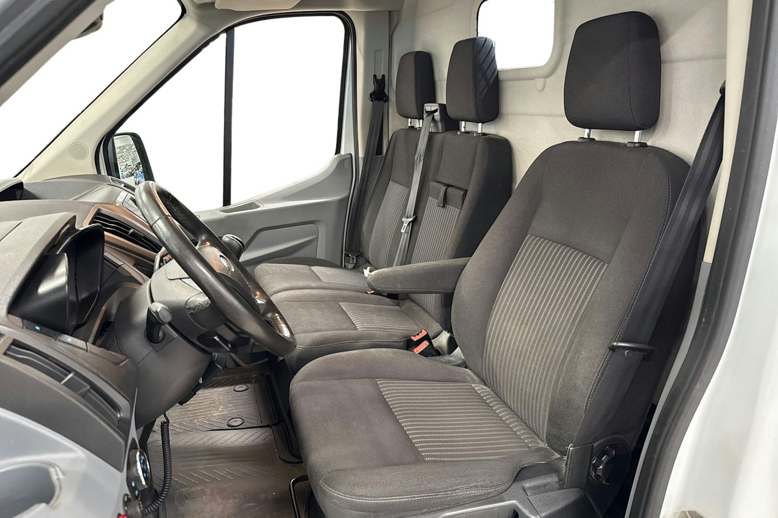 valkoinen Ford Transit 2019 kuva 9.