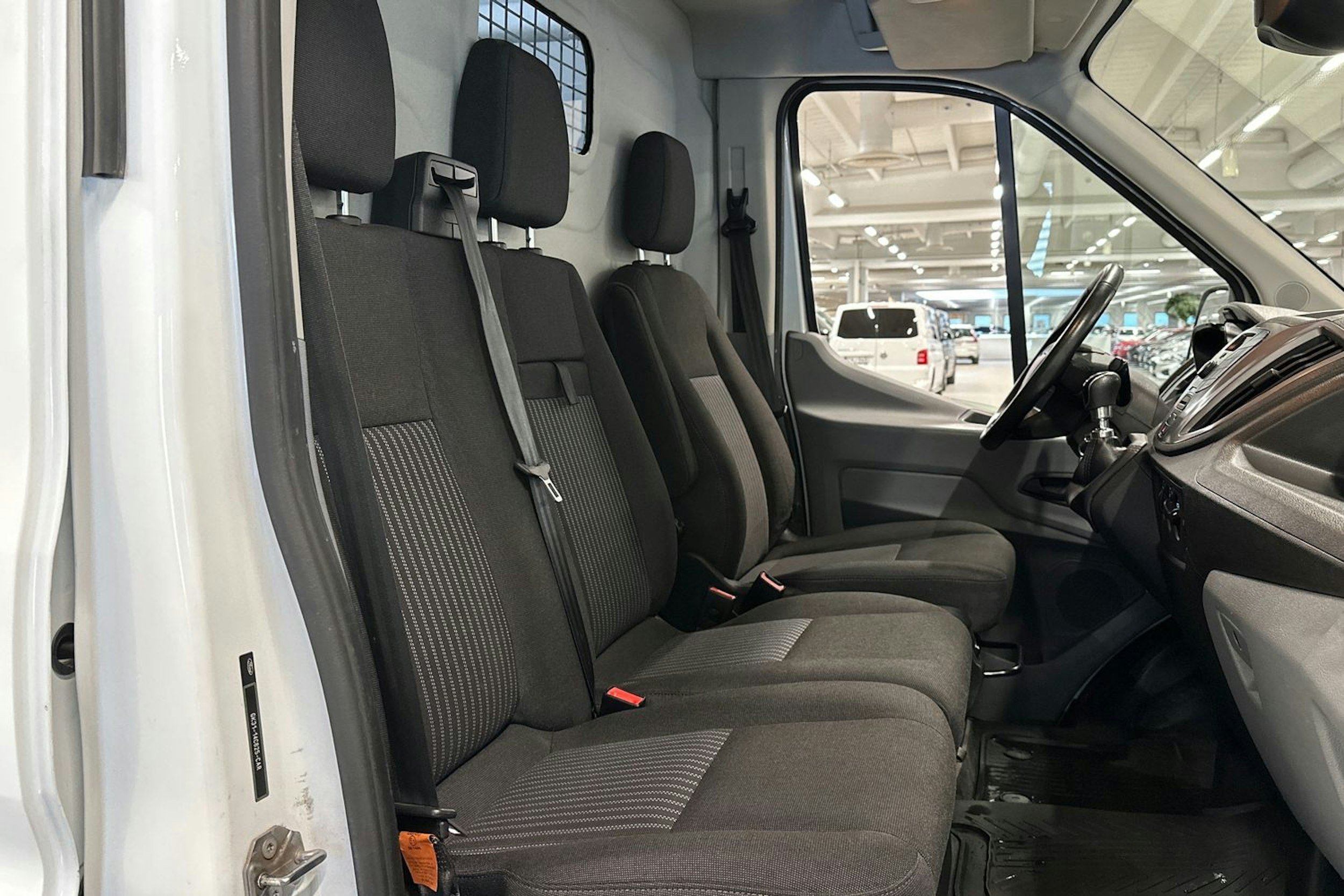 valkoinen Ford Transit 2019 kuva 13.