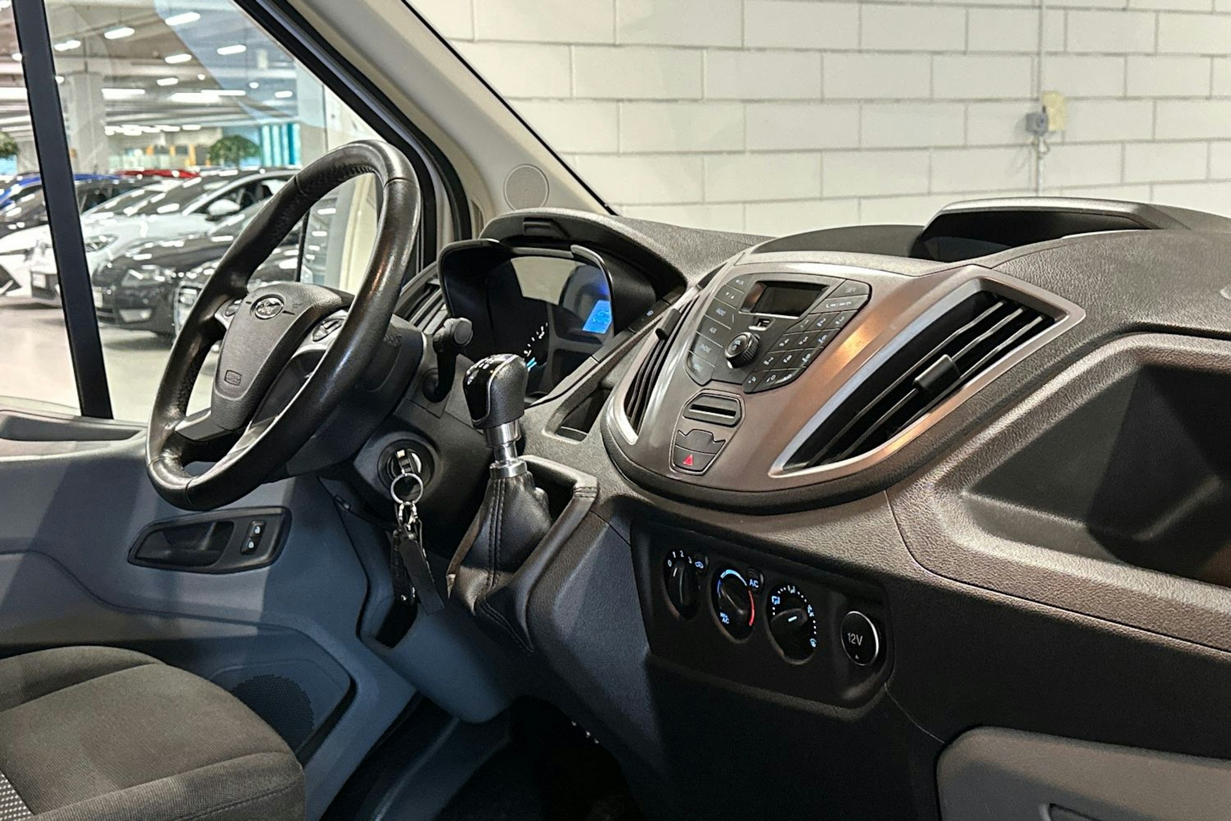 valkoinen Ford Transit 2019 kuva 14.