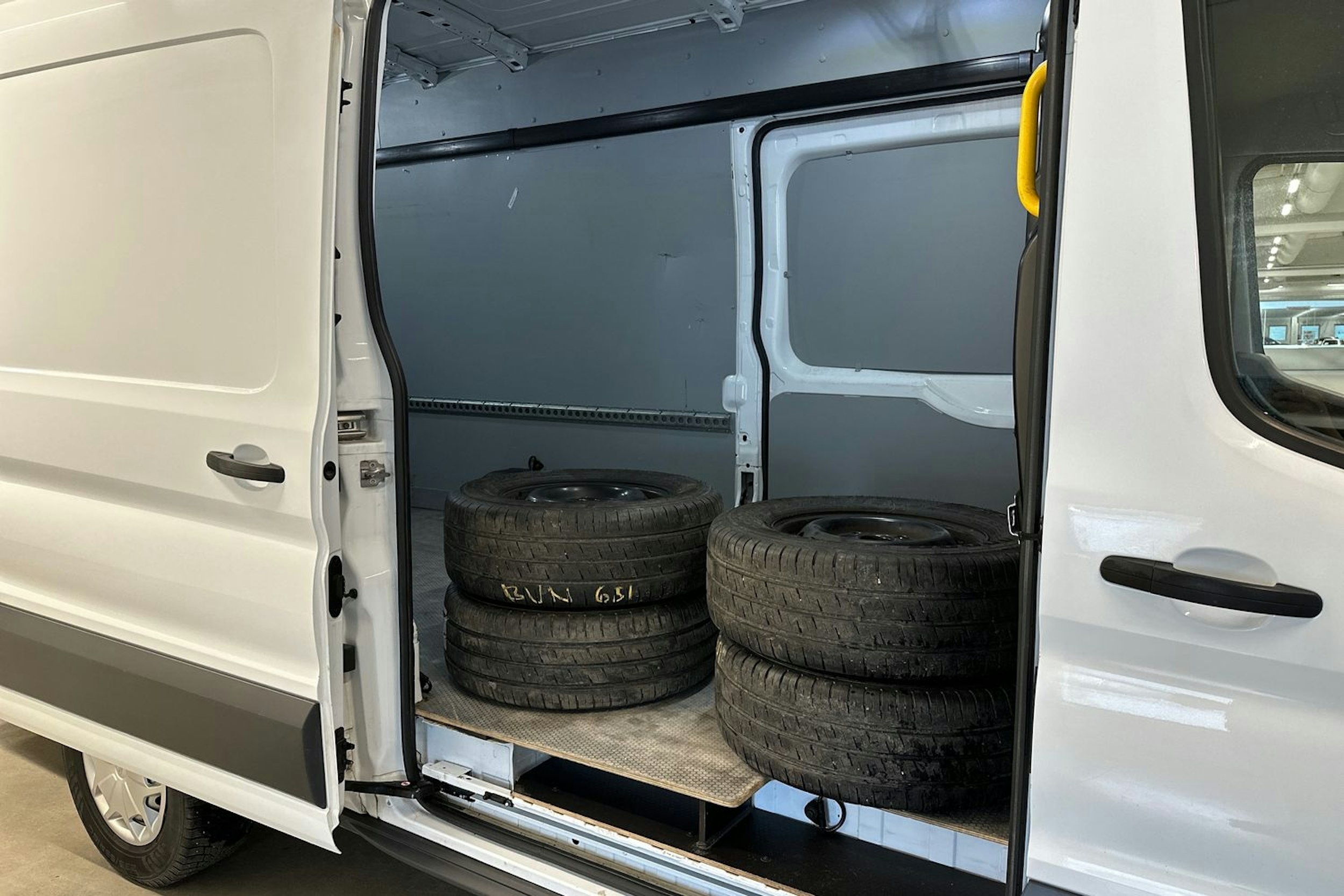 valkoinen Ford Transit 2019 kuva 15.
