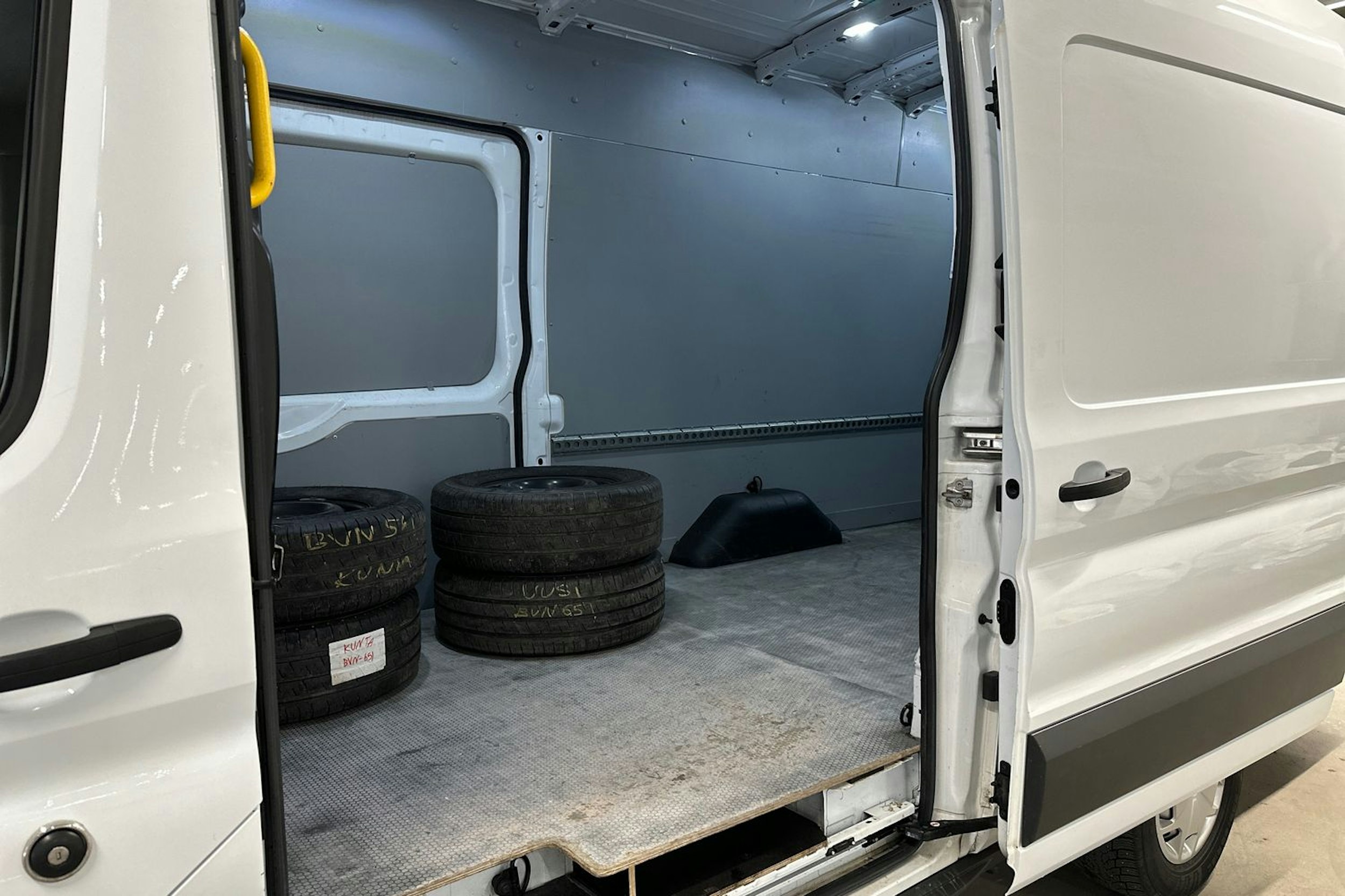 valkoinen Ford Transit 2019 kuva 16.