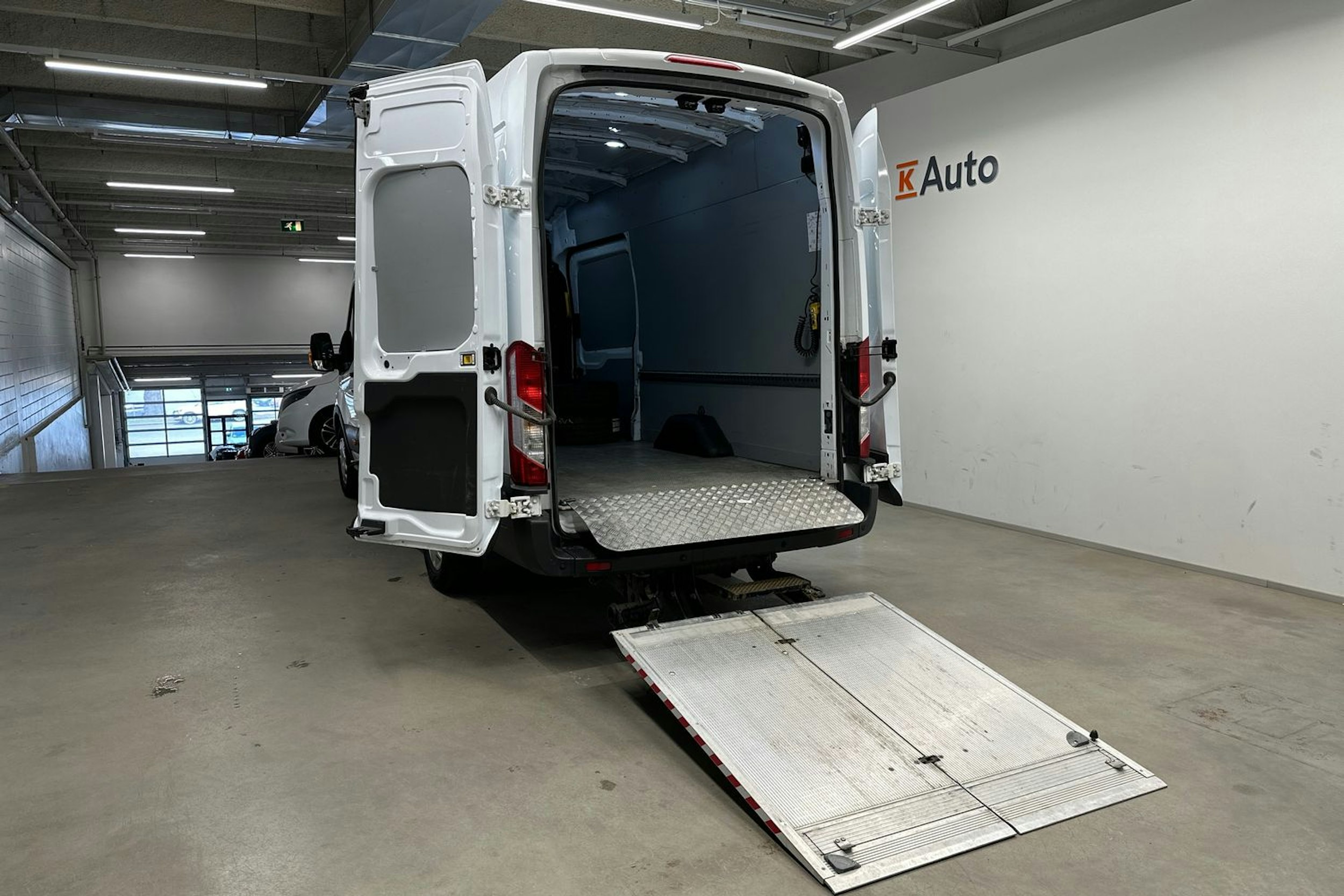 valkoinen Ford Transit 2019 kuva 18.