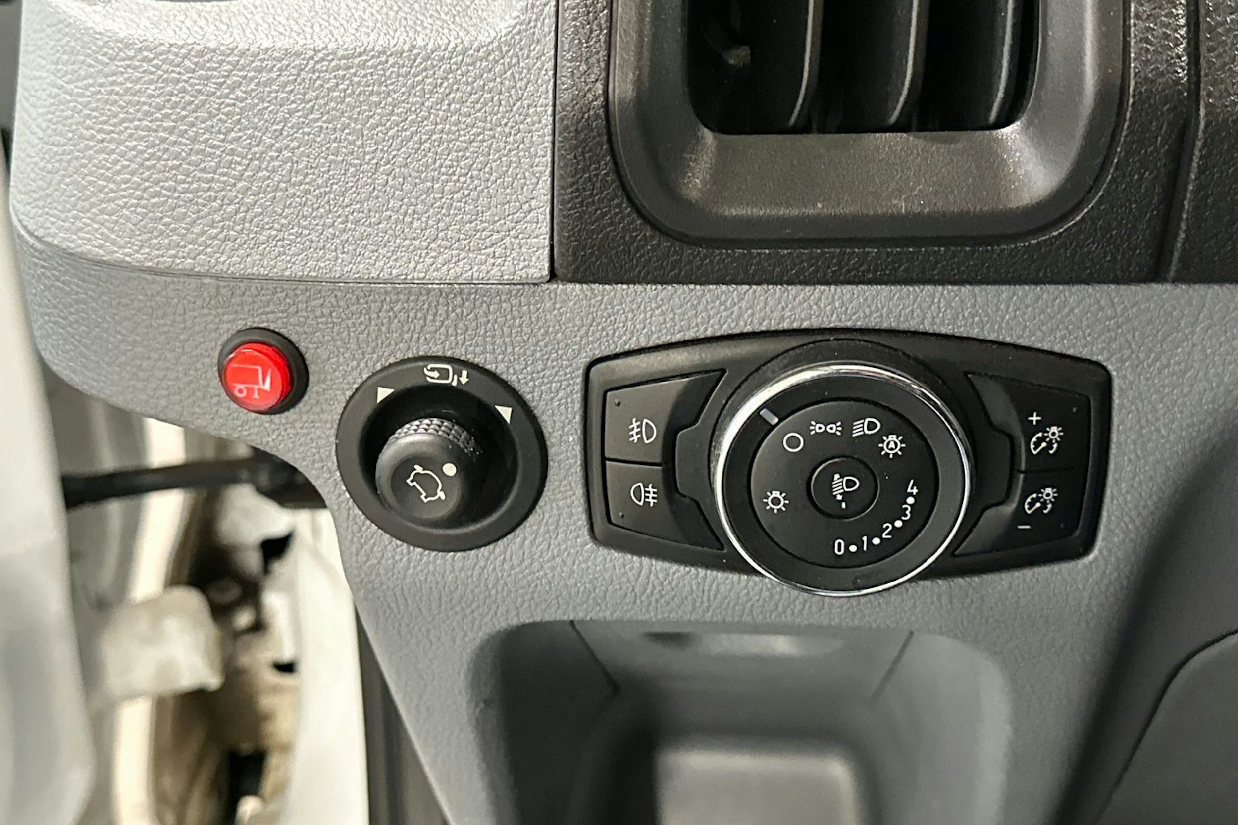 valkoinen Ford Transit 2019 kuva 23.