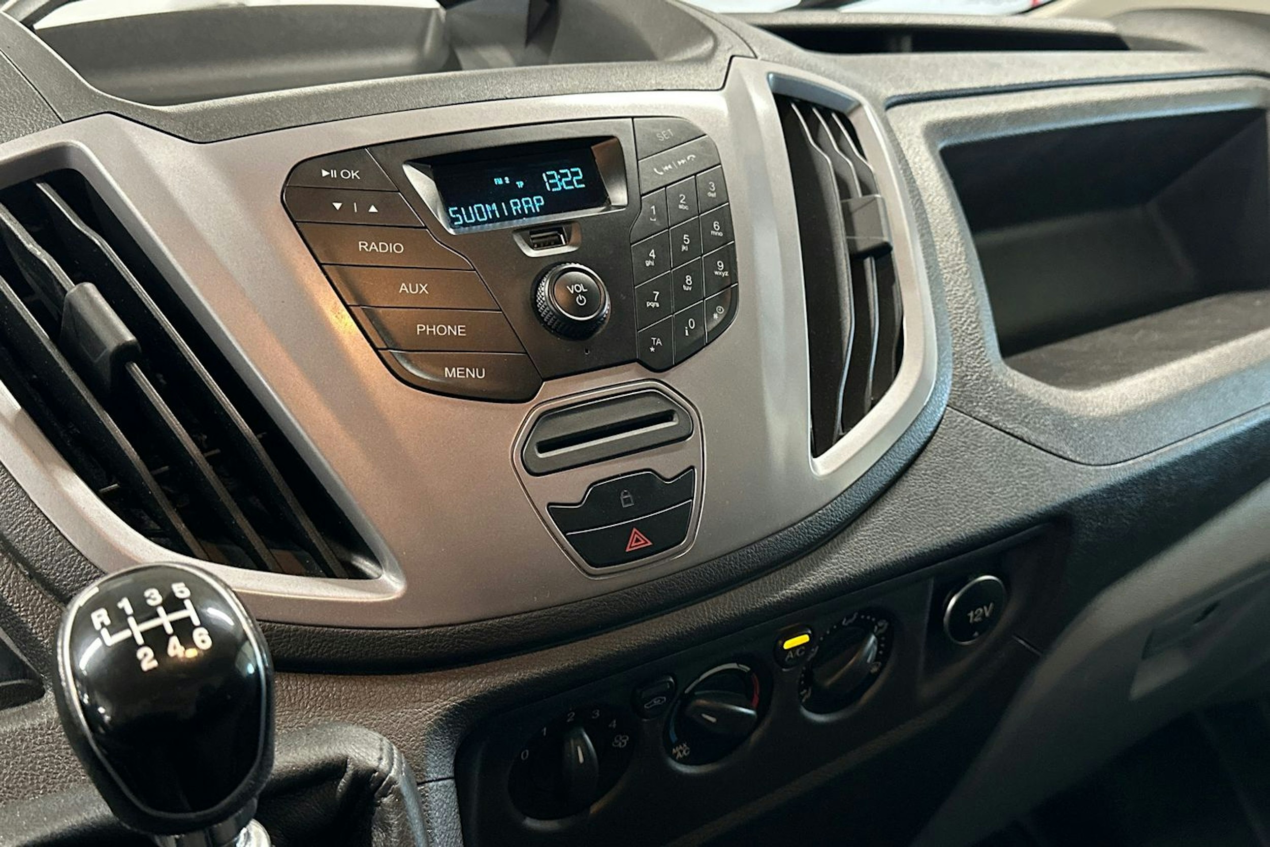 valkoinen Ford Transit 2019 kuva 24.