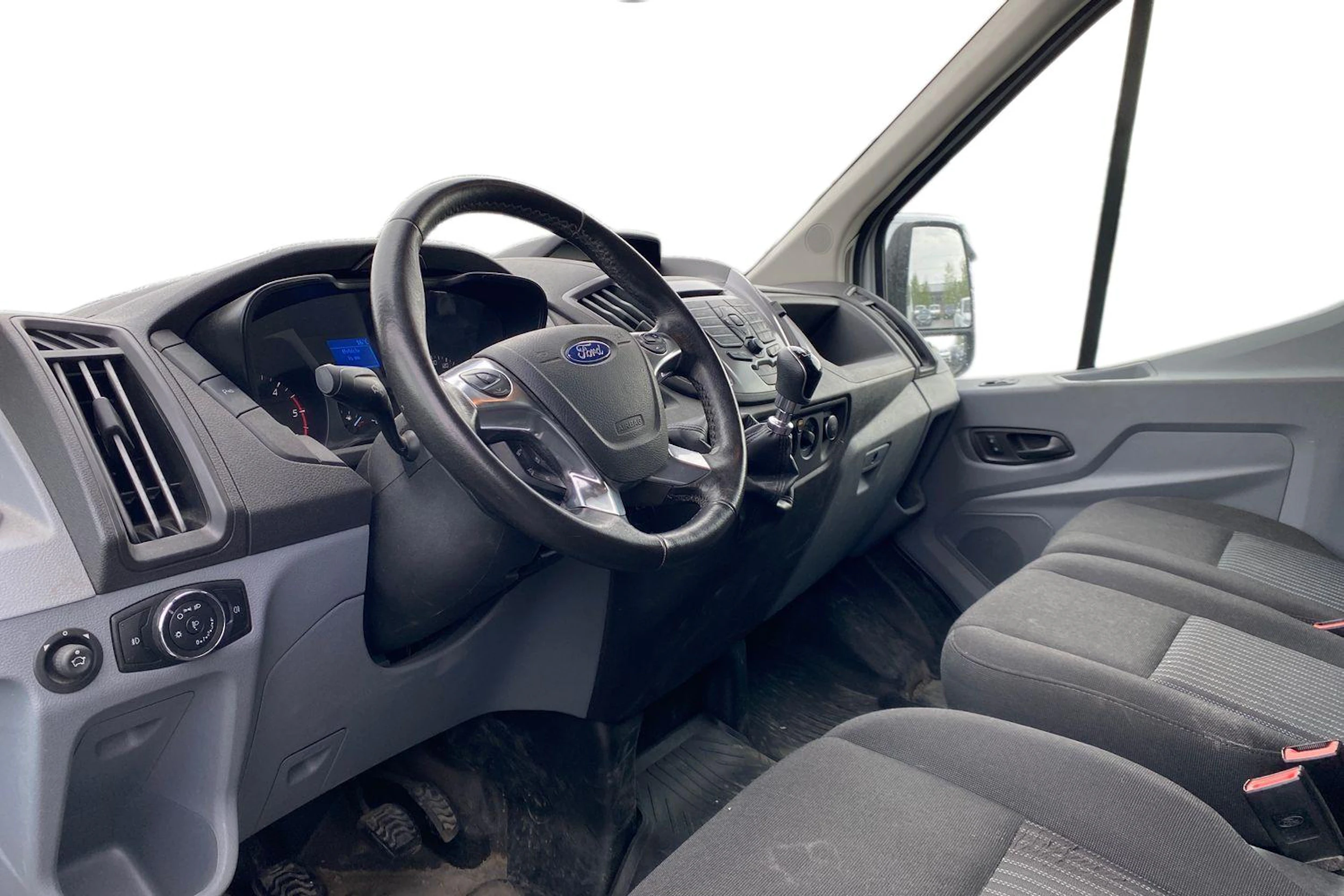 valkoinen Ford Transit 2019 kuva 3.