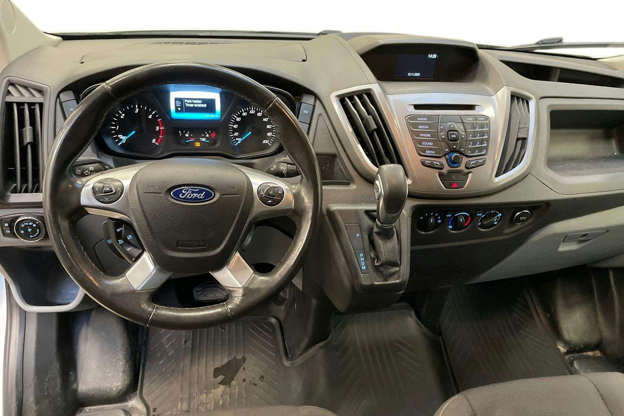 valkoinen Ford Transit 2019 kuva 9.