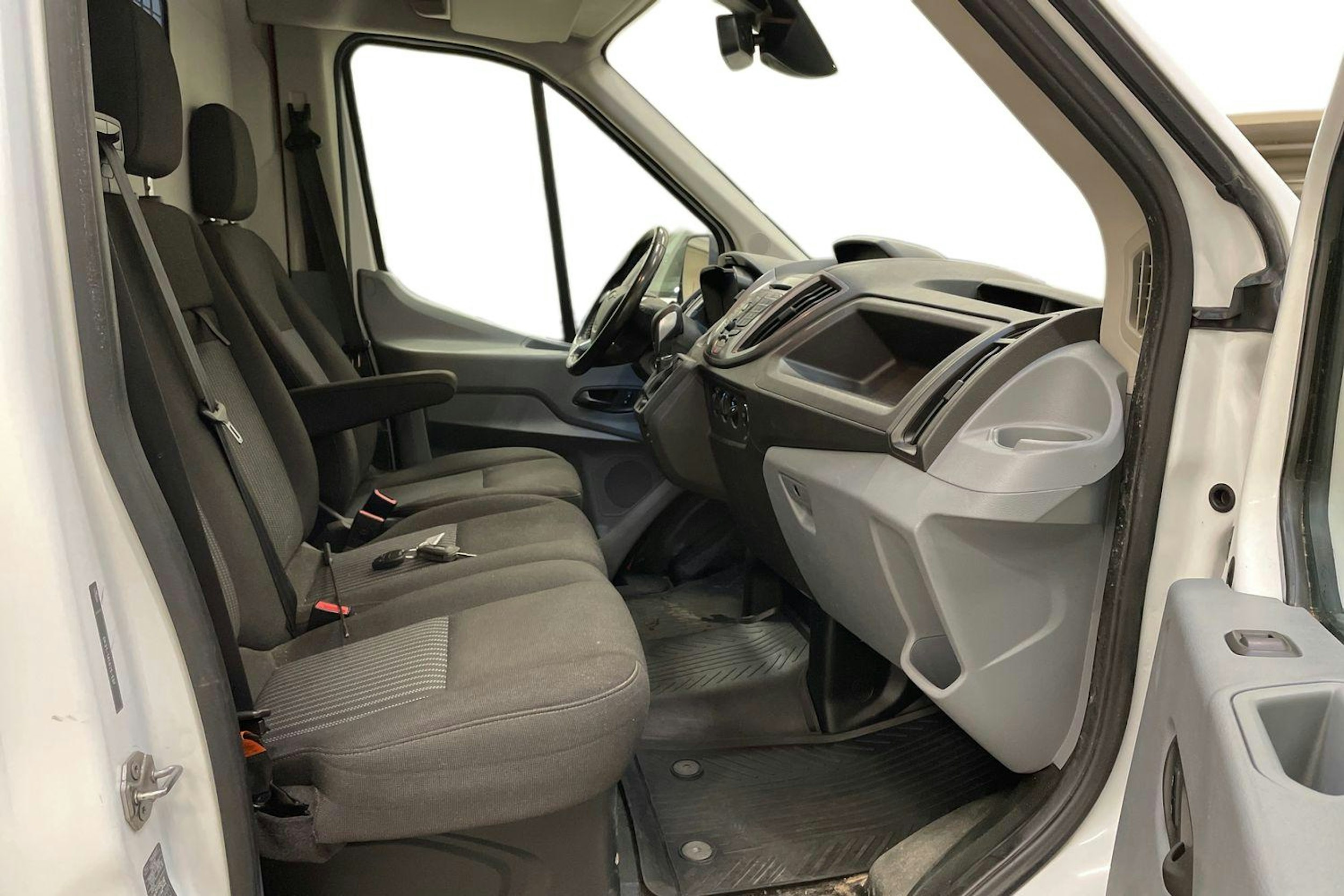 valkoinen Ford Transit 2019 kuva 11.