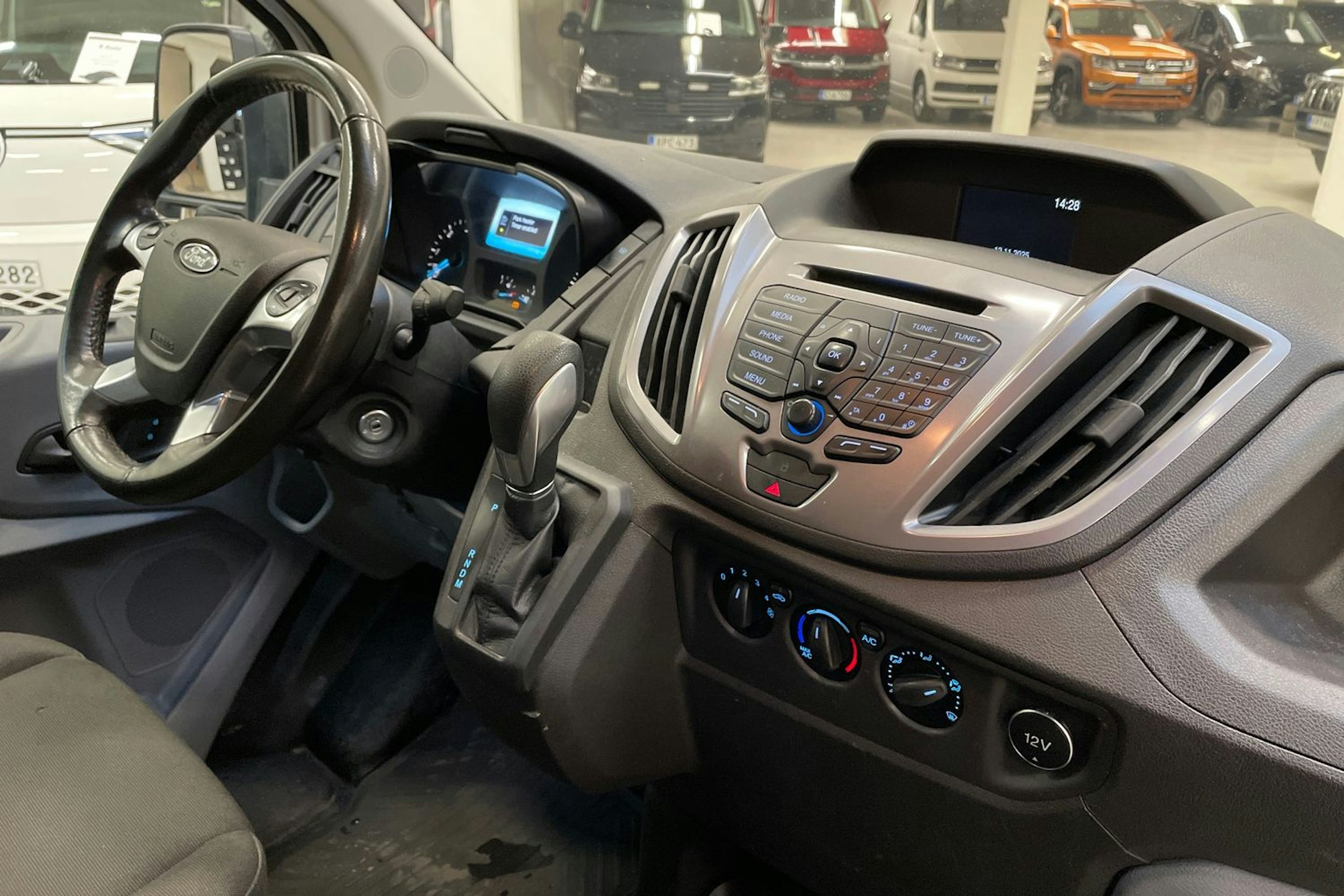 valkoinen Ford Transit 2019 kuva 13.