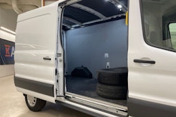 valkoinen Ford Transit 2019 kuva 16.