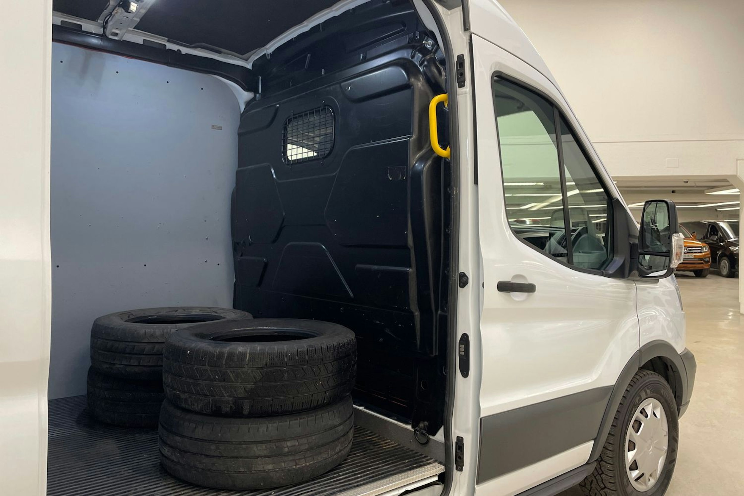 valkoinen Ford Transit 2019 kuva 17.