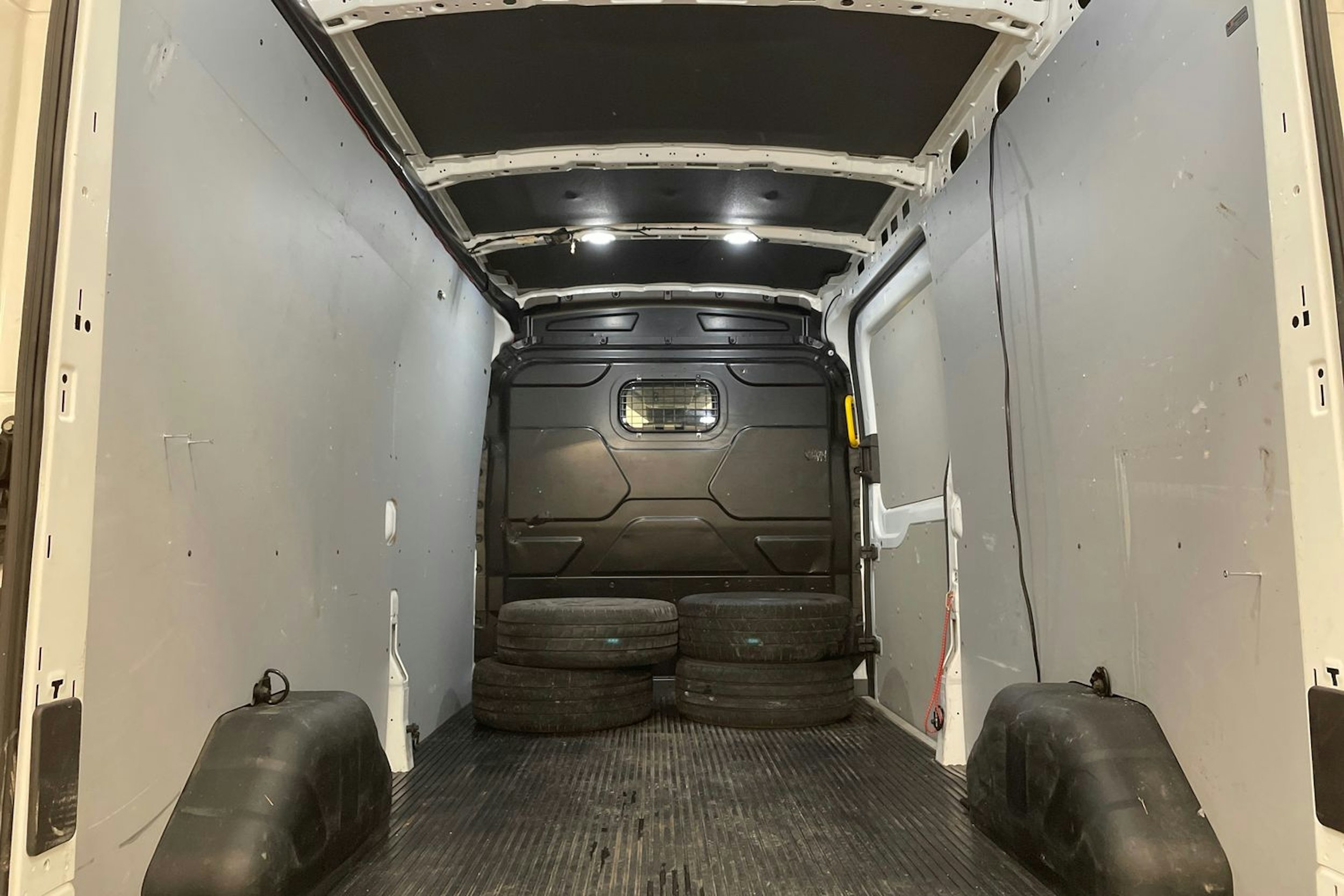 valkoinen Ford Transit 2019 kuva 20.