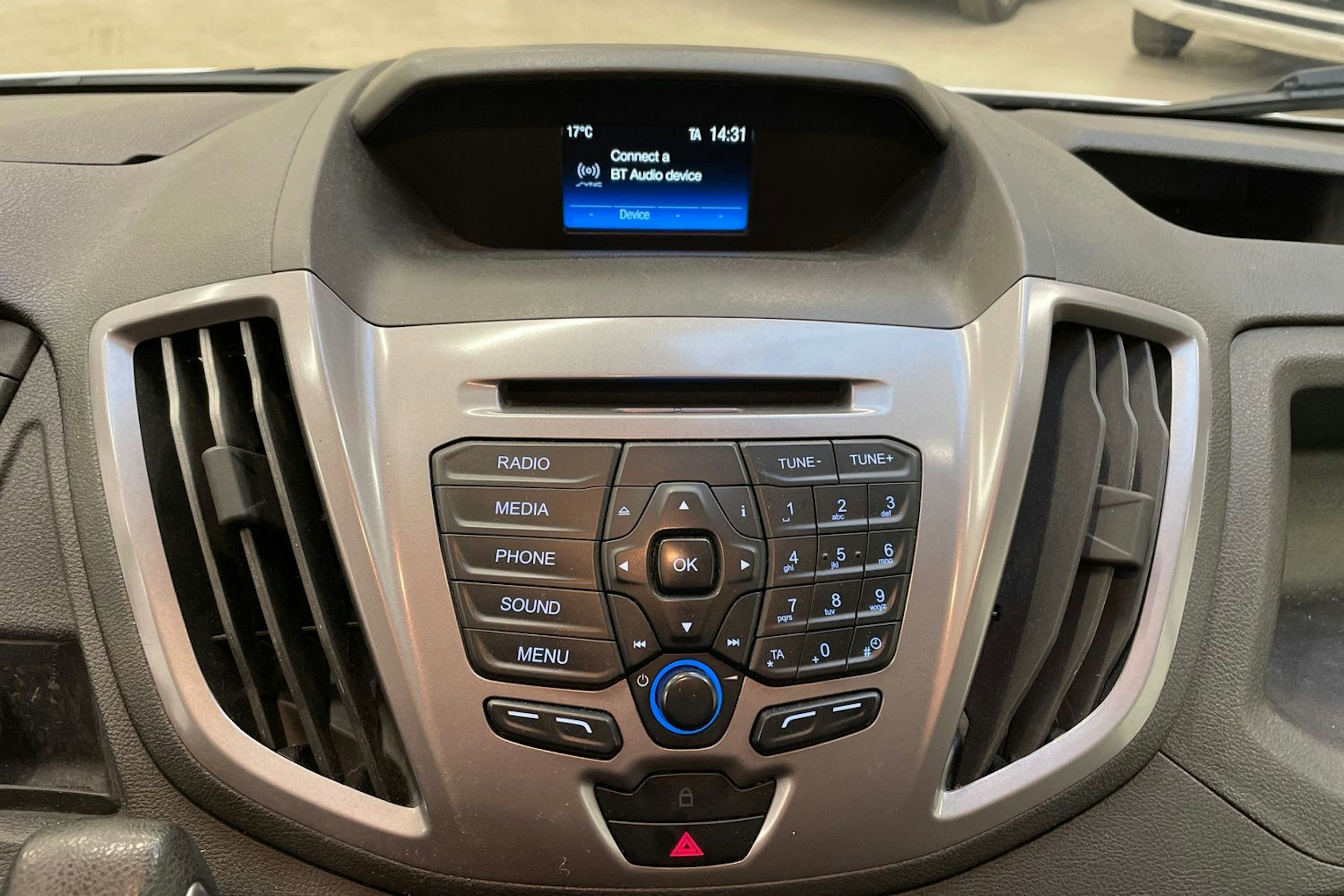 valkoinen Ford Transit 2019 kuva 27.