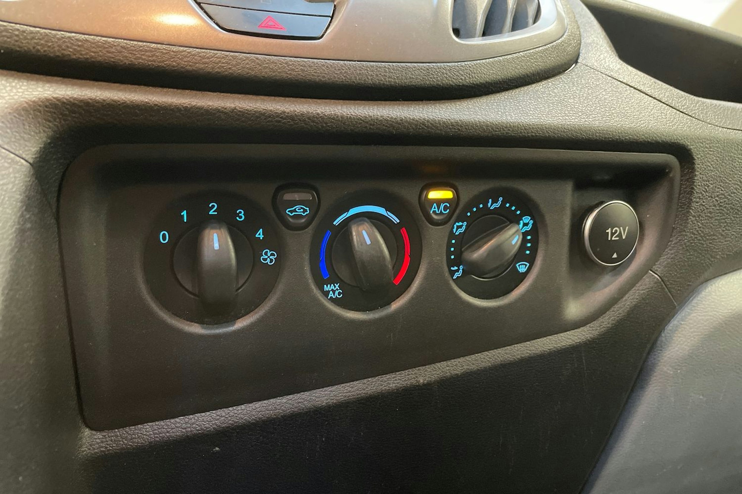 valkoinen Ford Transit 2019 kuva 28.