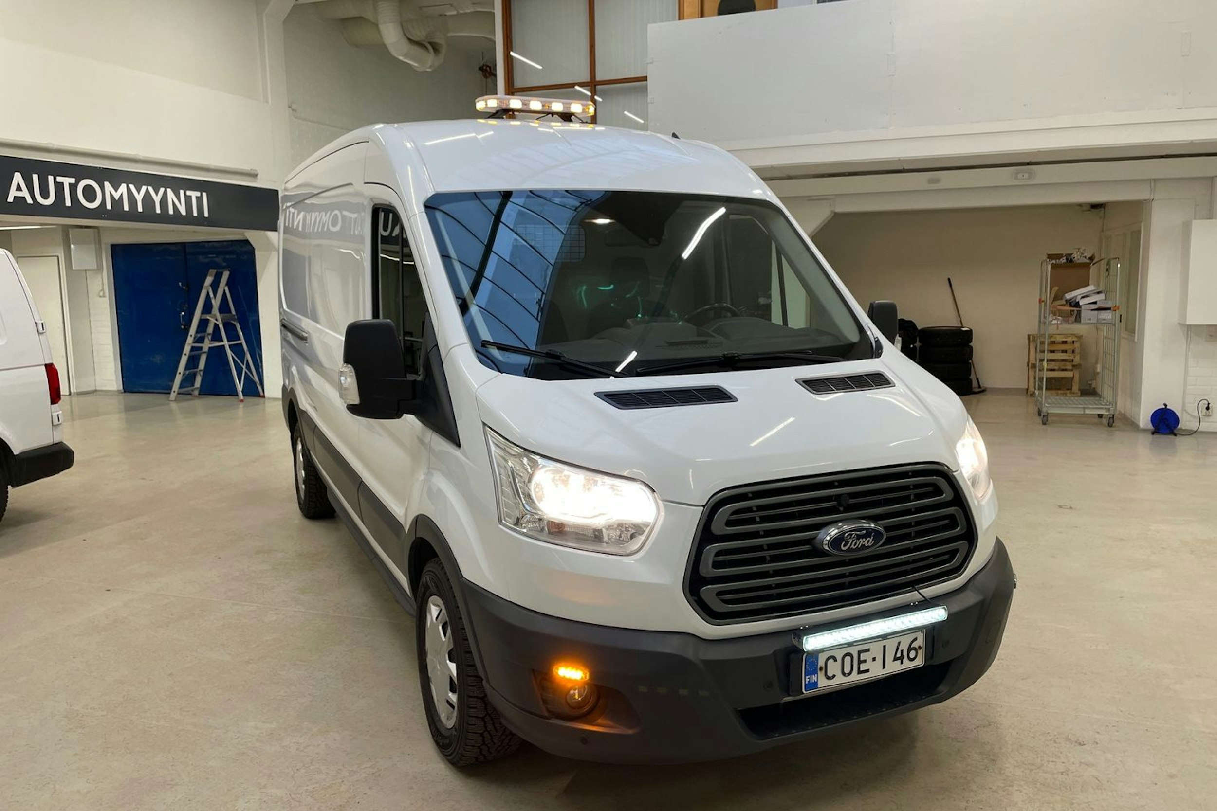 valkoinen Ford Transit 2019 kuva 31.