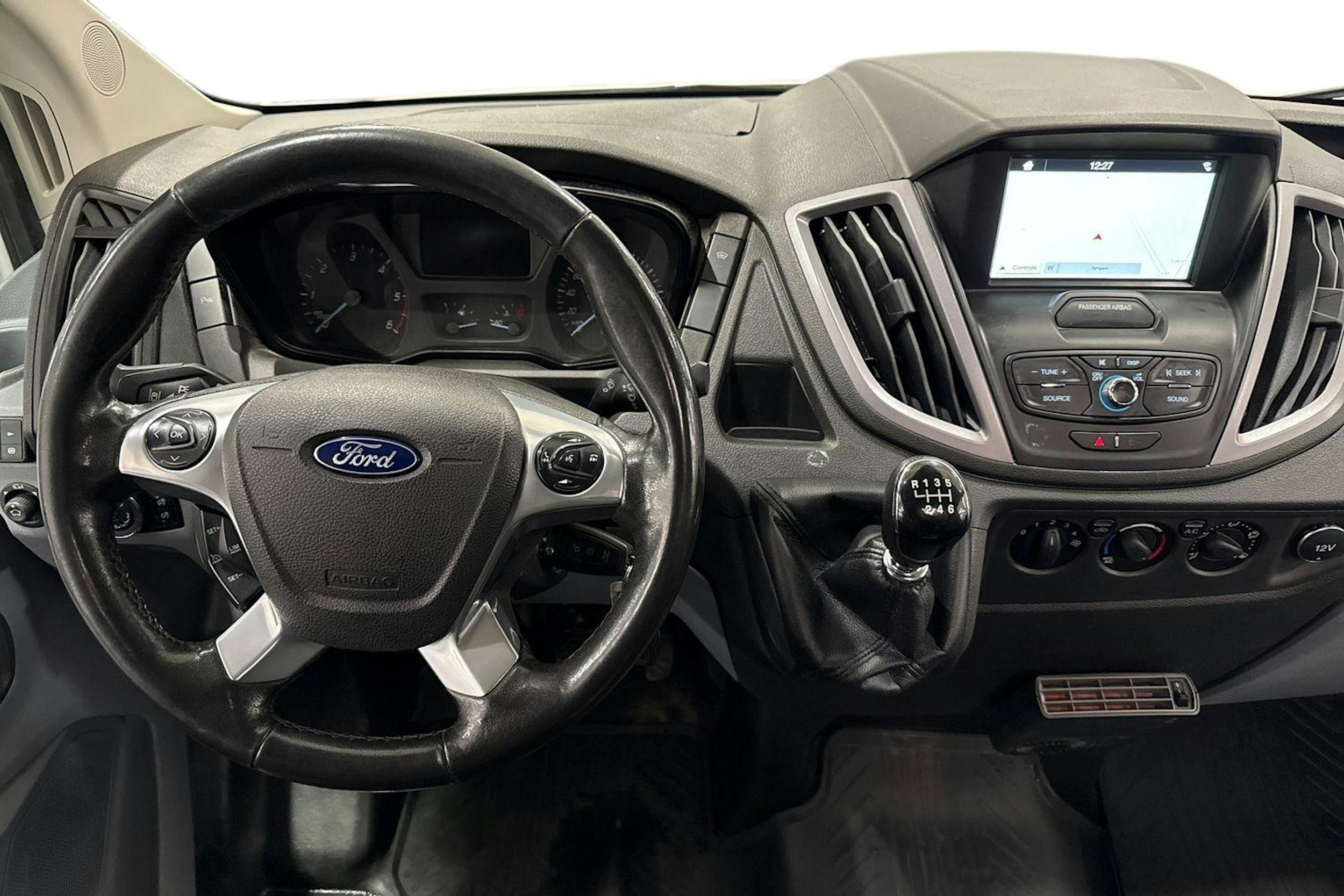 valkoinen Ford Transit 2019 kuva 9.