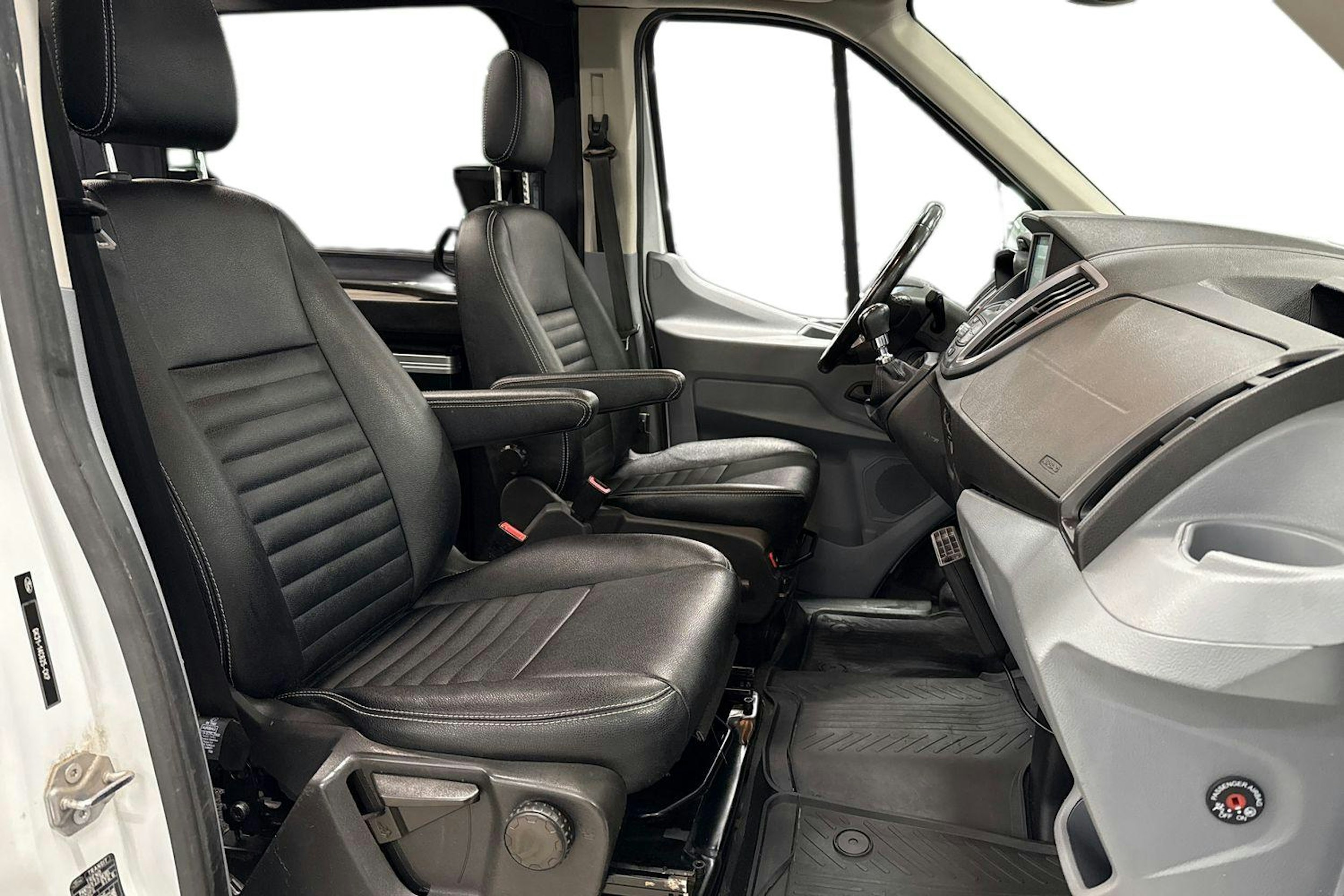 valkoinen Ford Transit 2019 kuva 11.