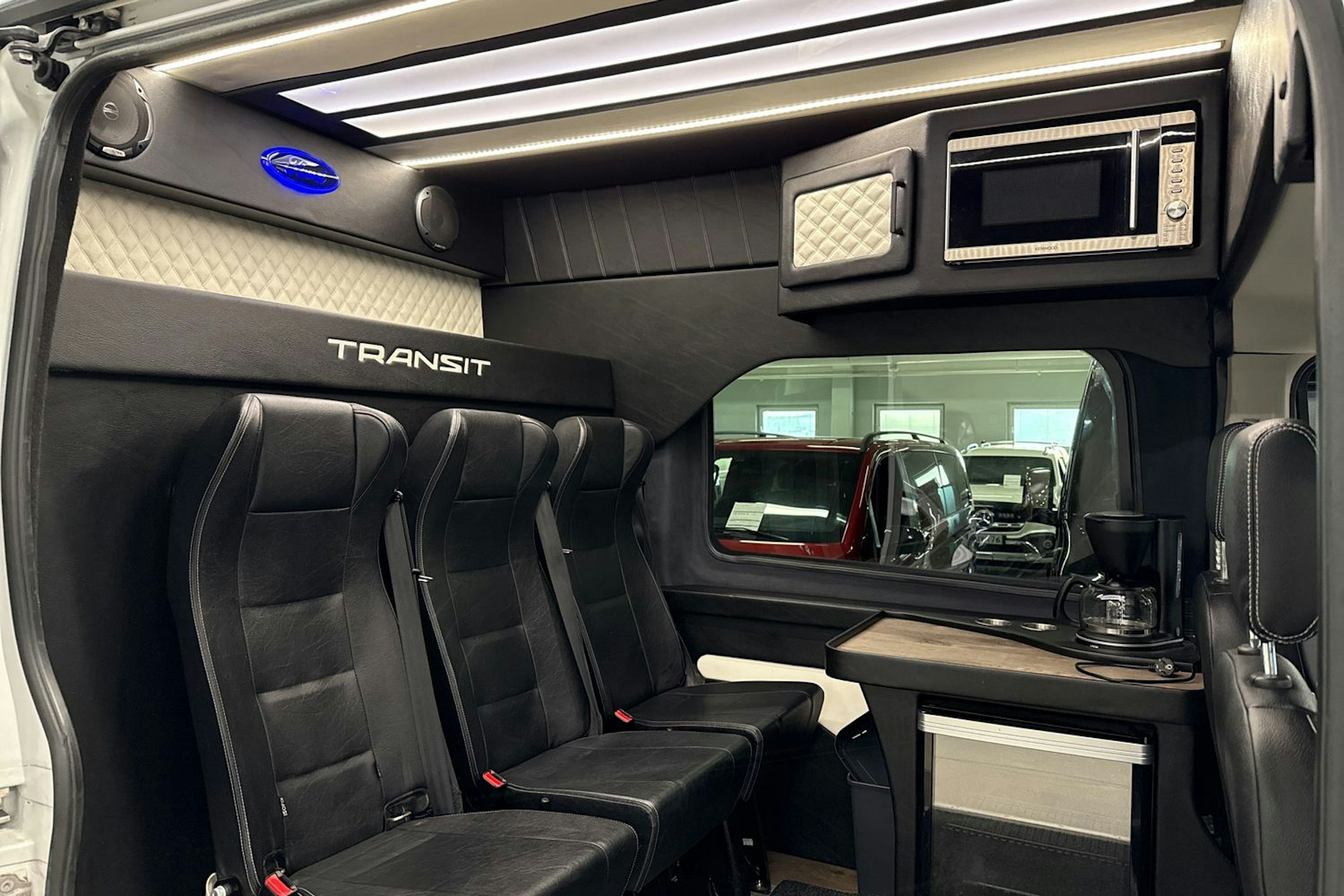 valkoinen Ford Transit 2019 kuva 13.