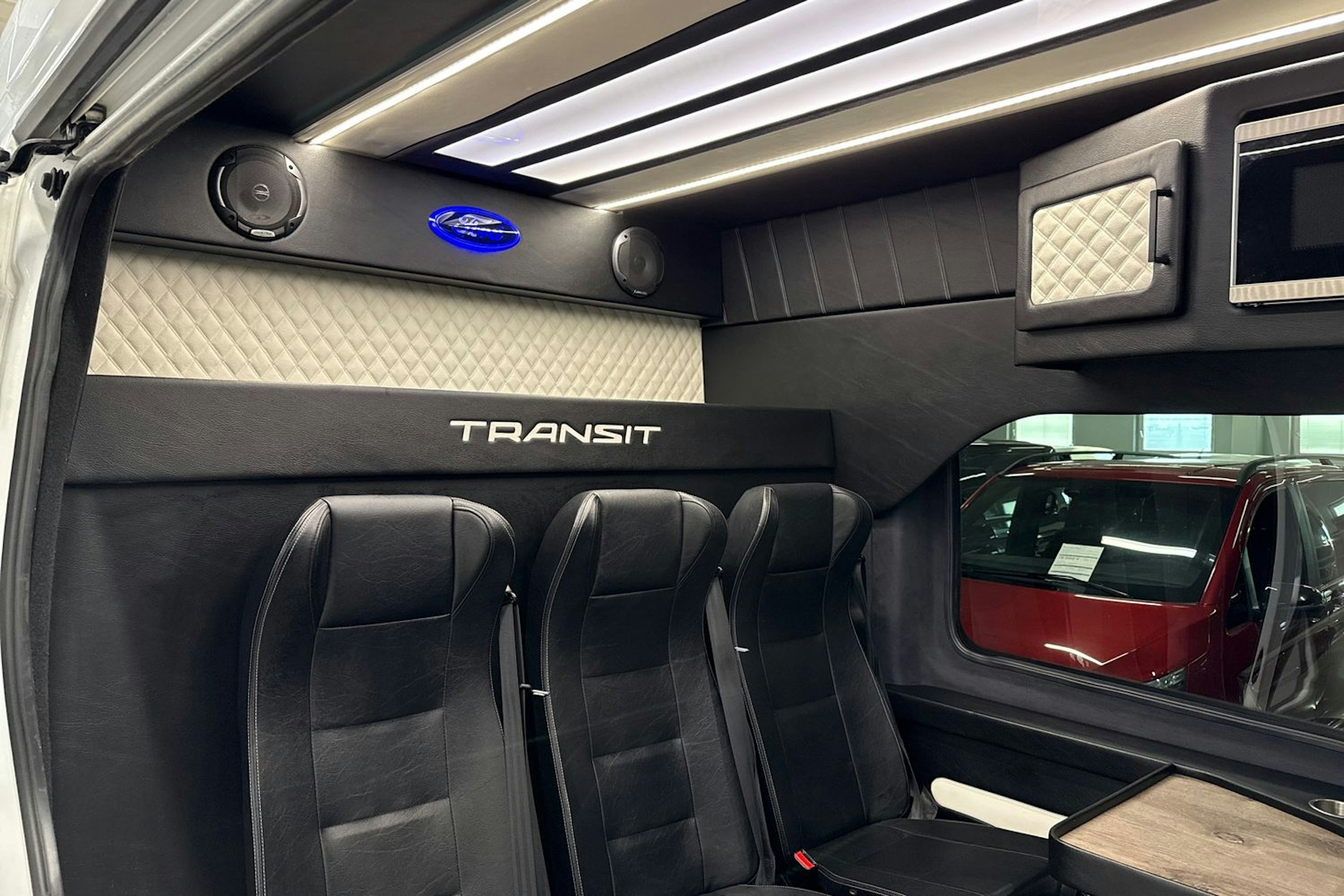 valkoinen Ford Transit 2019 kuva 16.