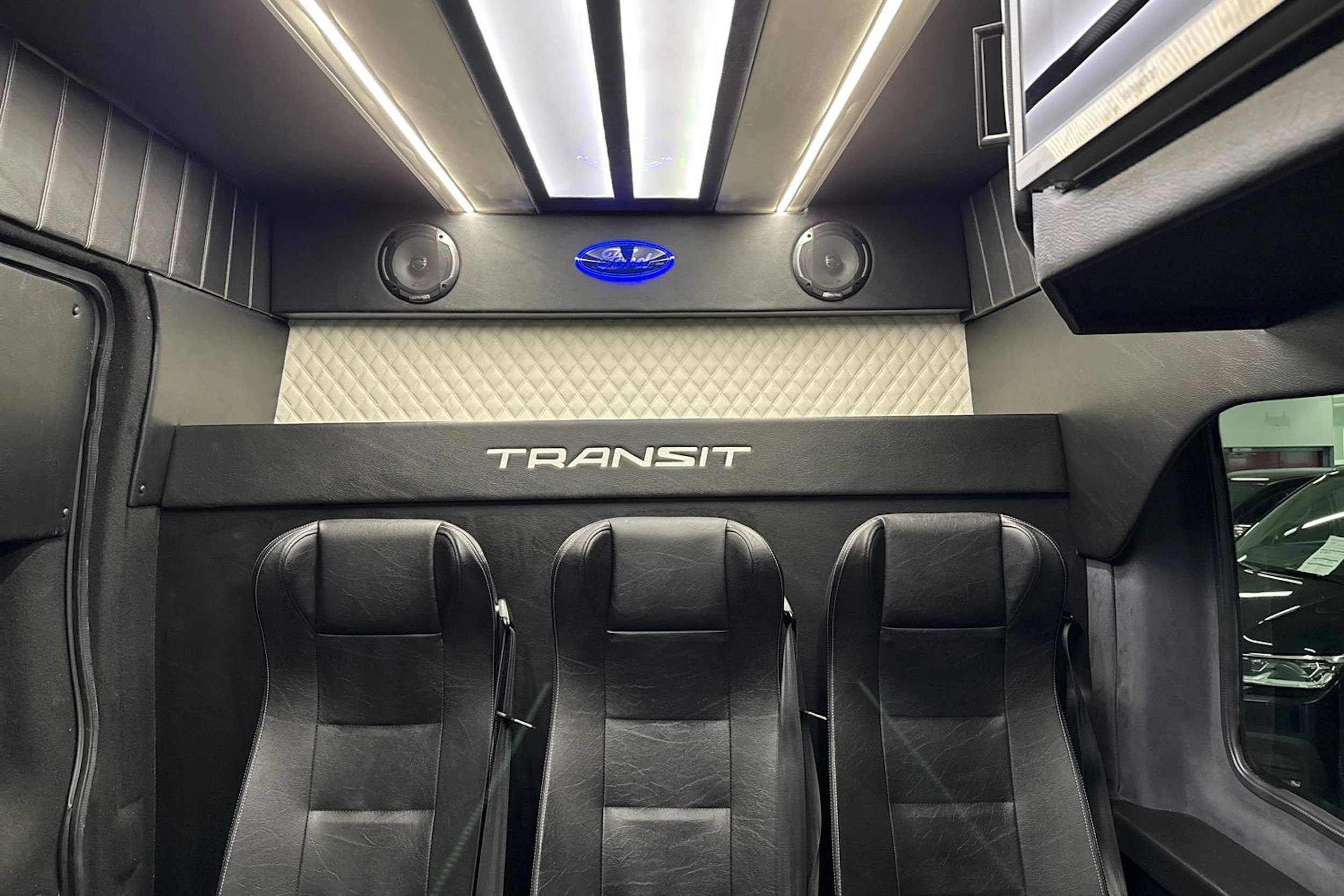 valkoinen Ford Transit 2019 kuva 17.