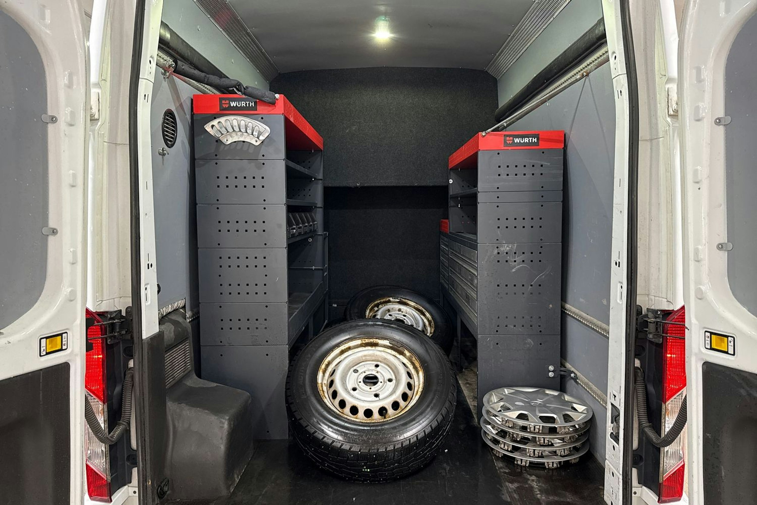 valkoinen Ford Transit 2019 kuva 18.