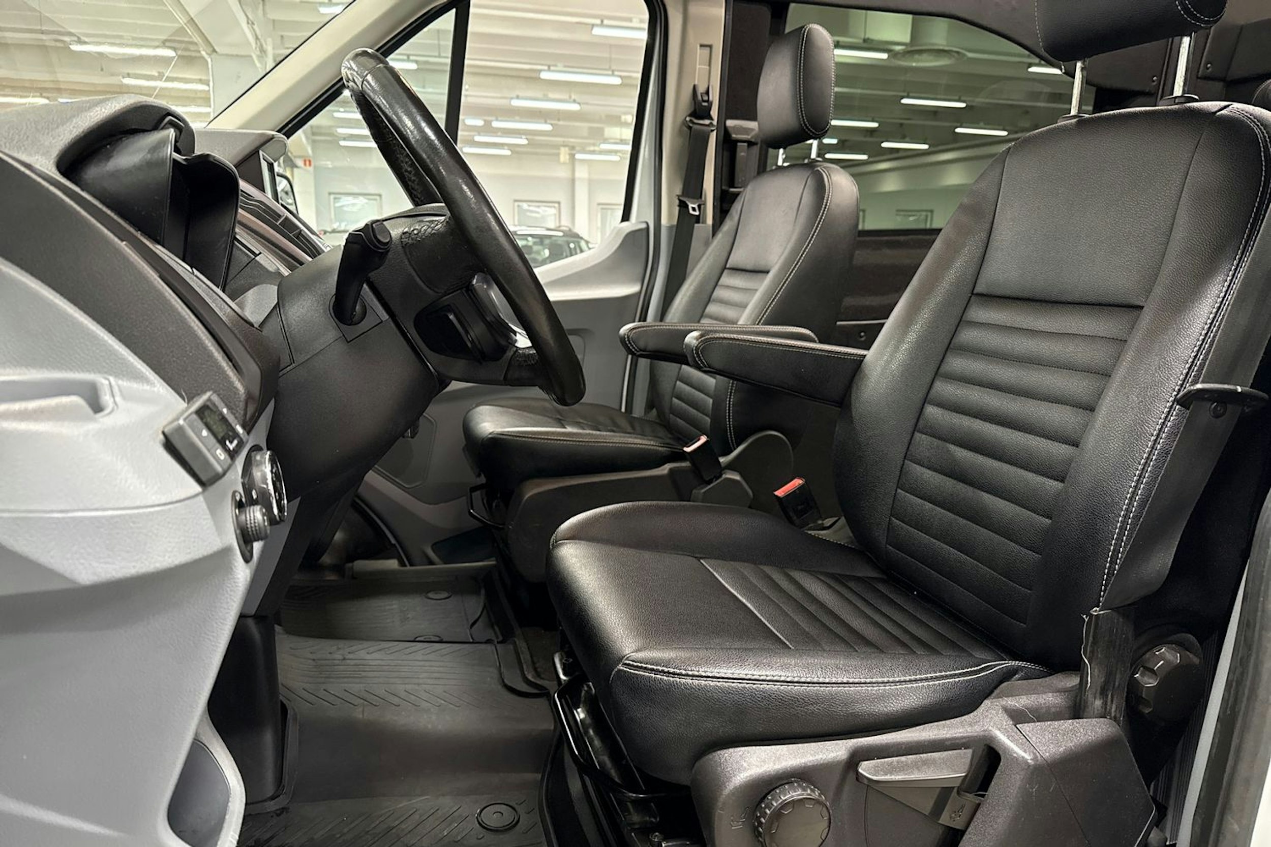 valkoinen Ford Transit 2019 kuva 21.