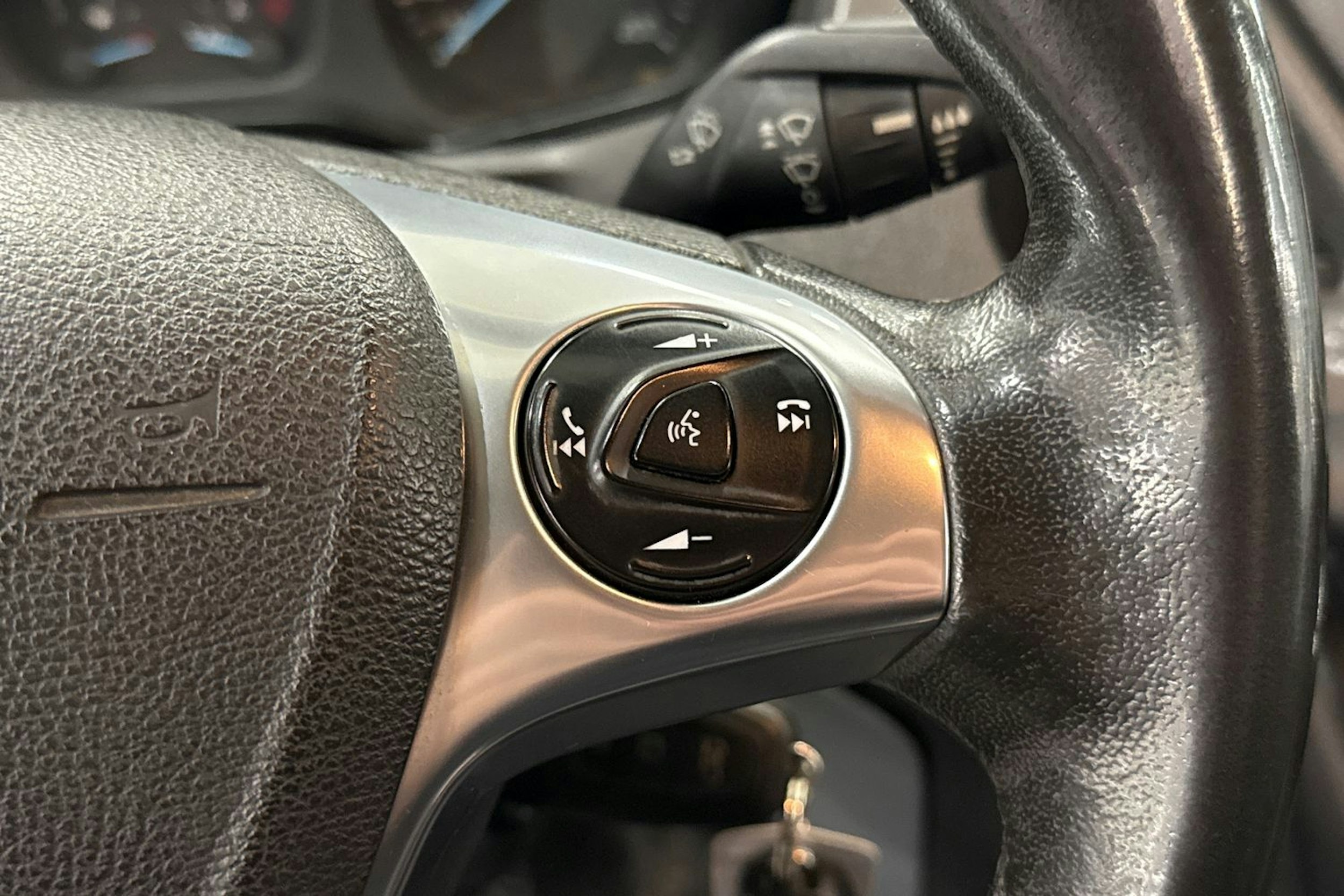 valkoinen Ford Transit 2019 kuva 23.