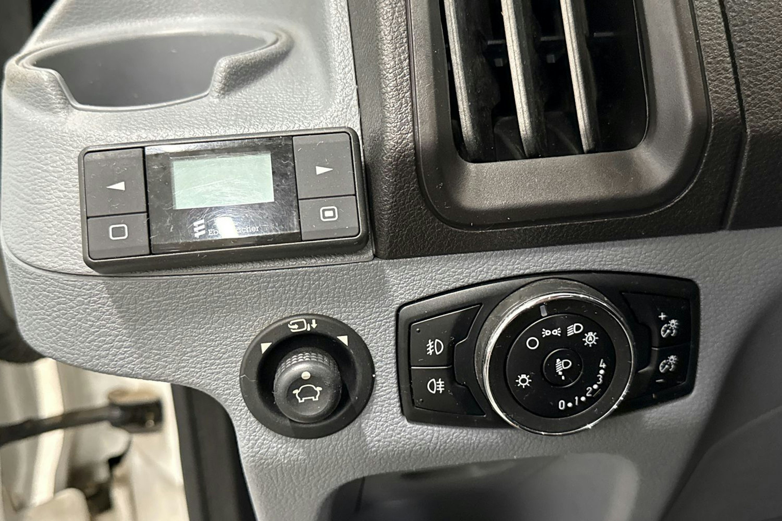 valkoinen Ford Transit 2019 kuva 25.