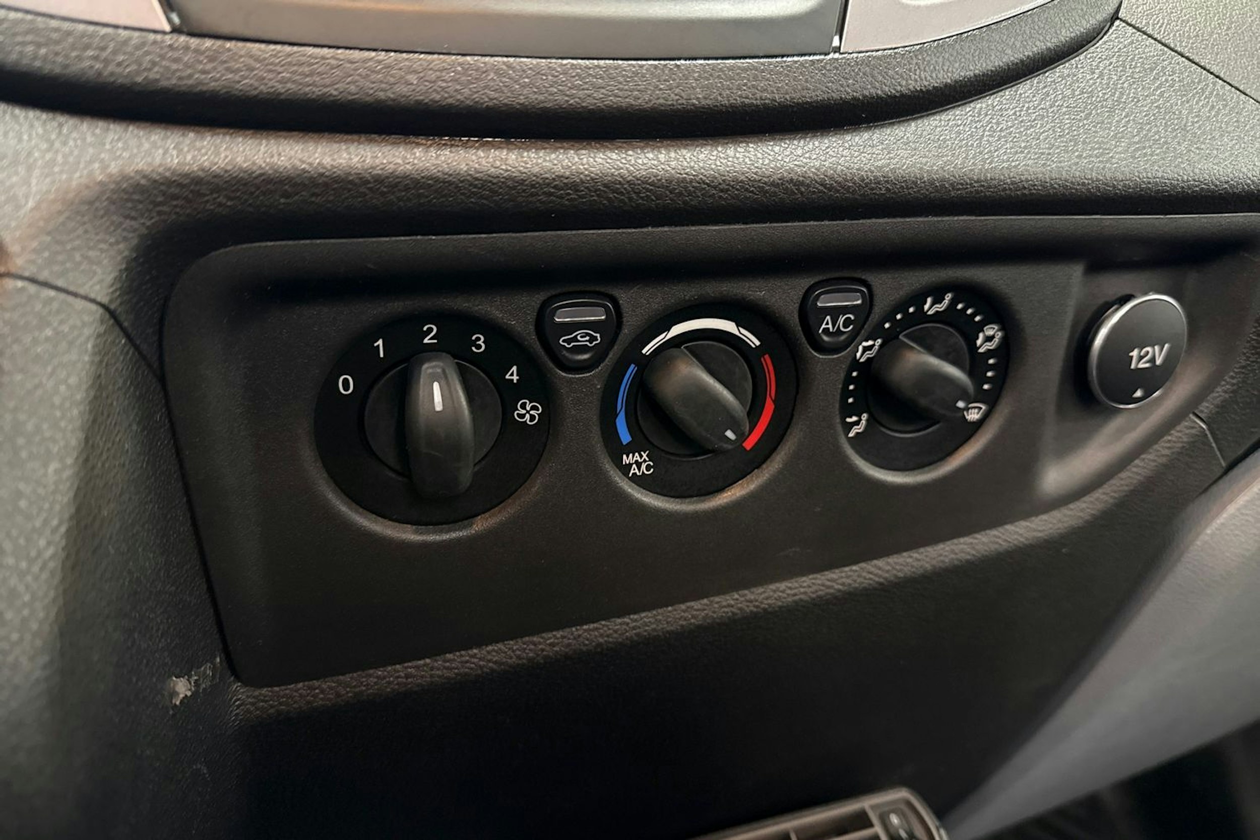 valkoinen Ford Transit 2019 kuva 26.