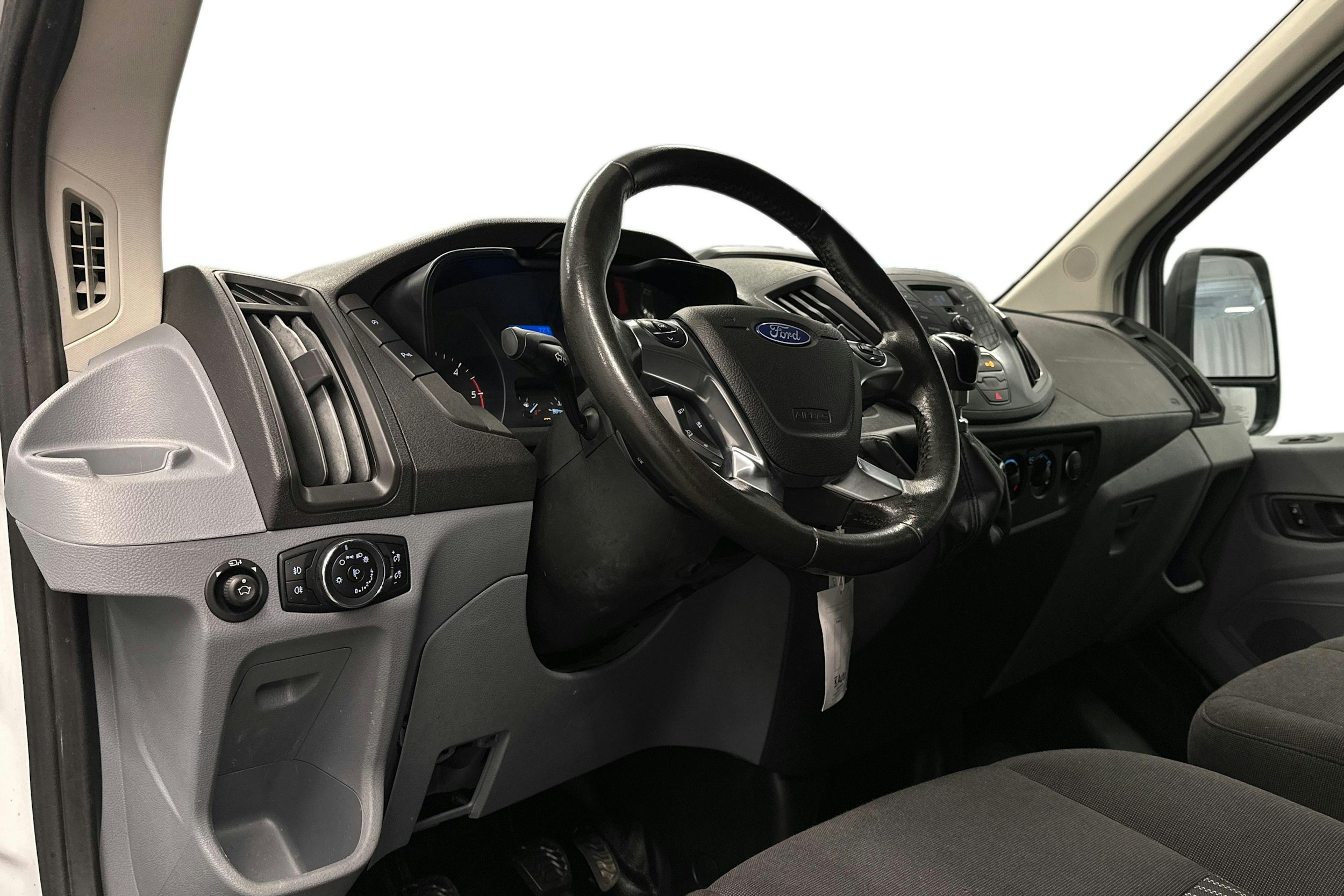 valkoinen Ford Transit 2019 kuva 6.