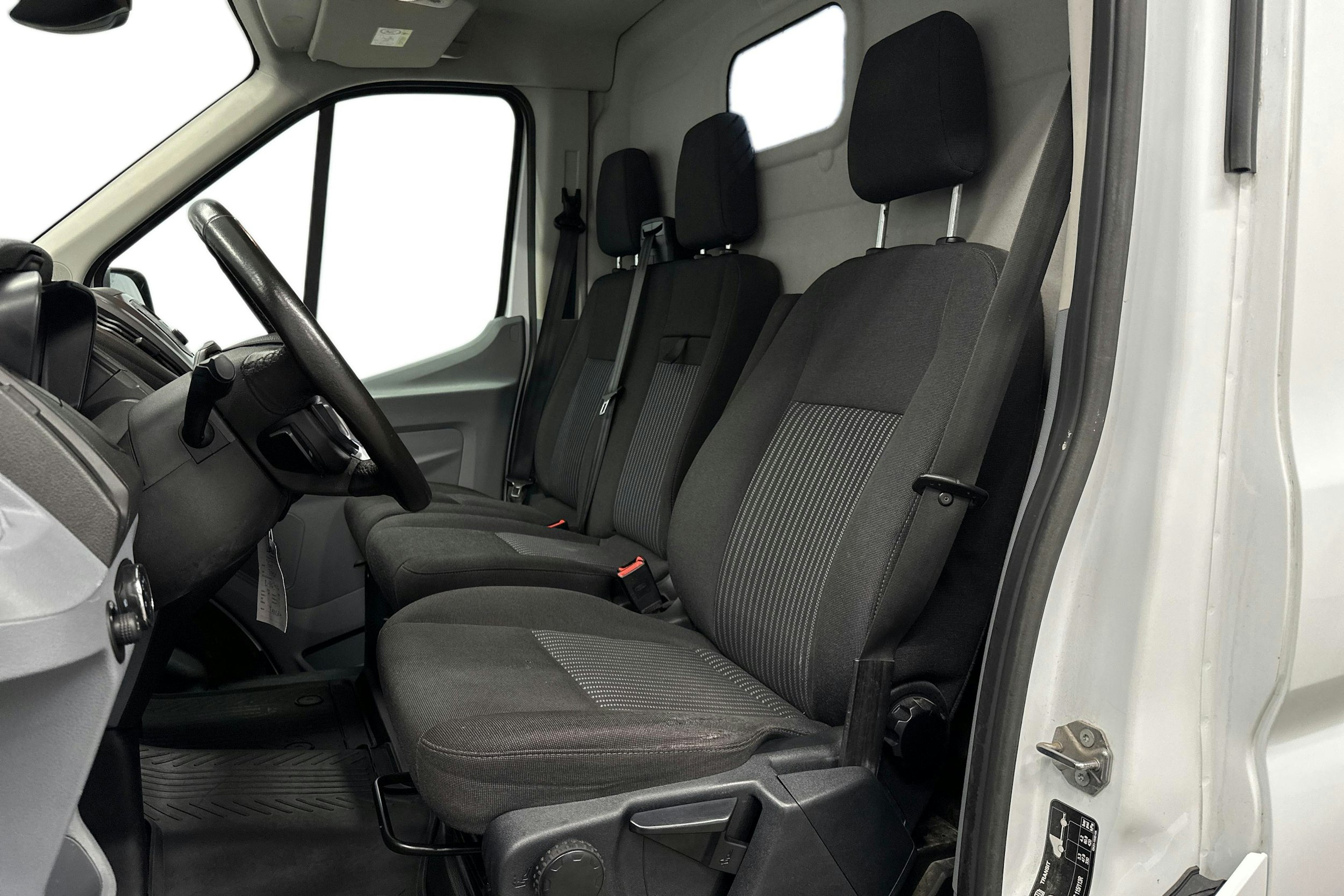 valkoinen Ford Transit 2019 kuva 8.