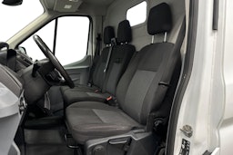 valkoinen Ford Transit 2019 kuva 8.