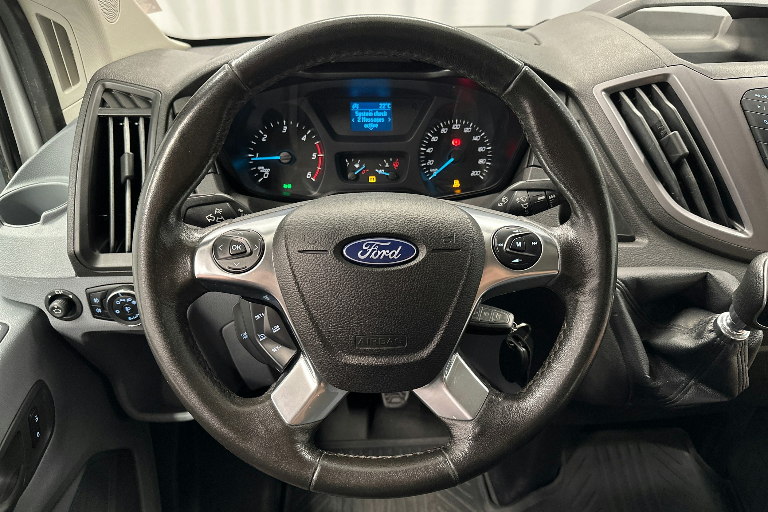 valkoinen Ford Transit 2019 kuva 10.