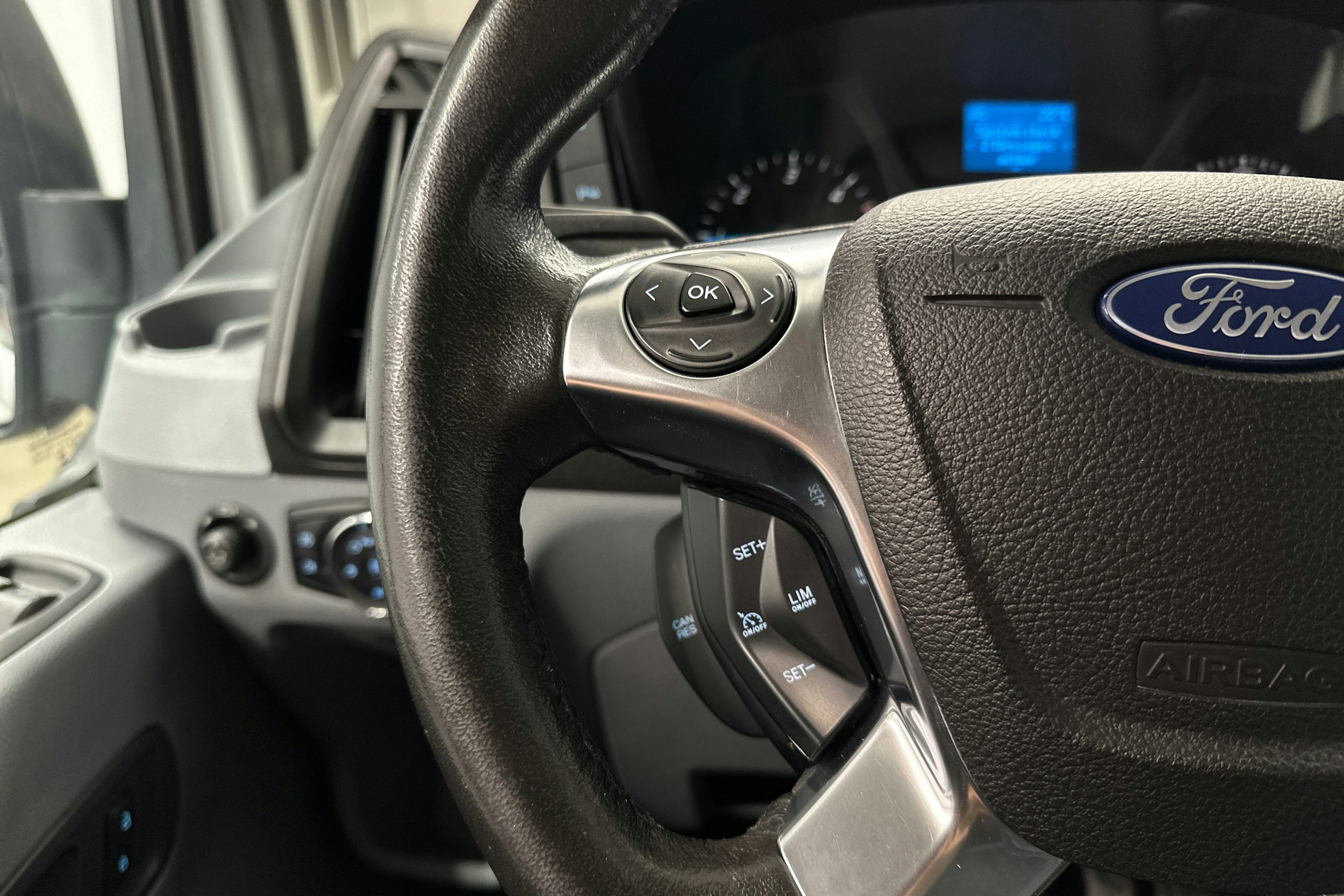 valkoinen Ford Transit 2019 kuva 11.