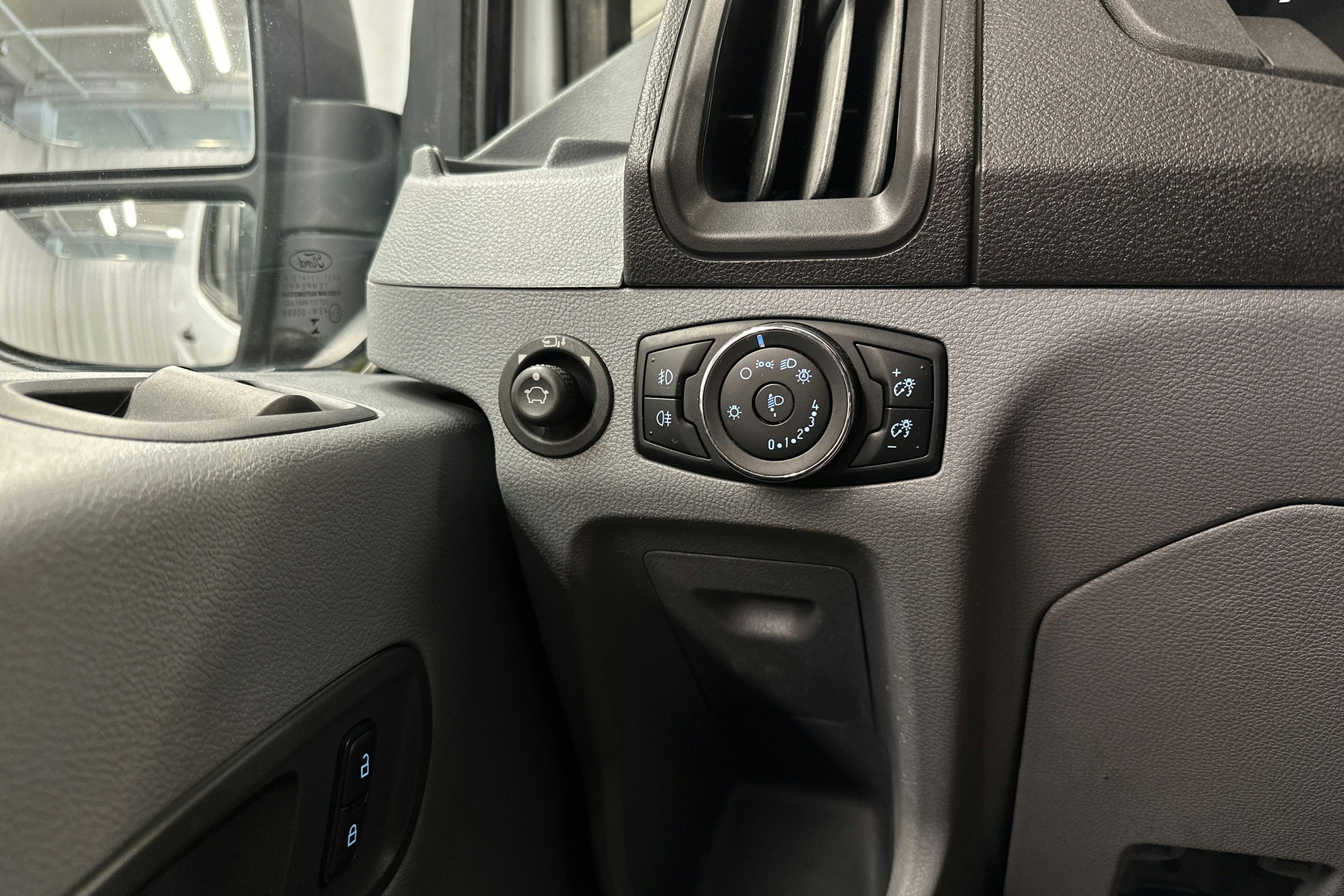 valkoinen Ford Transit 2019 kuva 13.