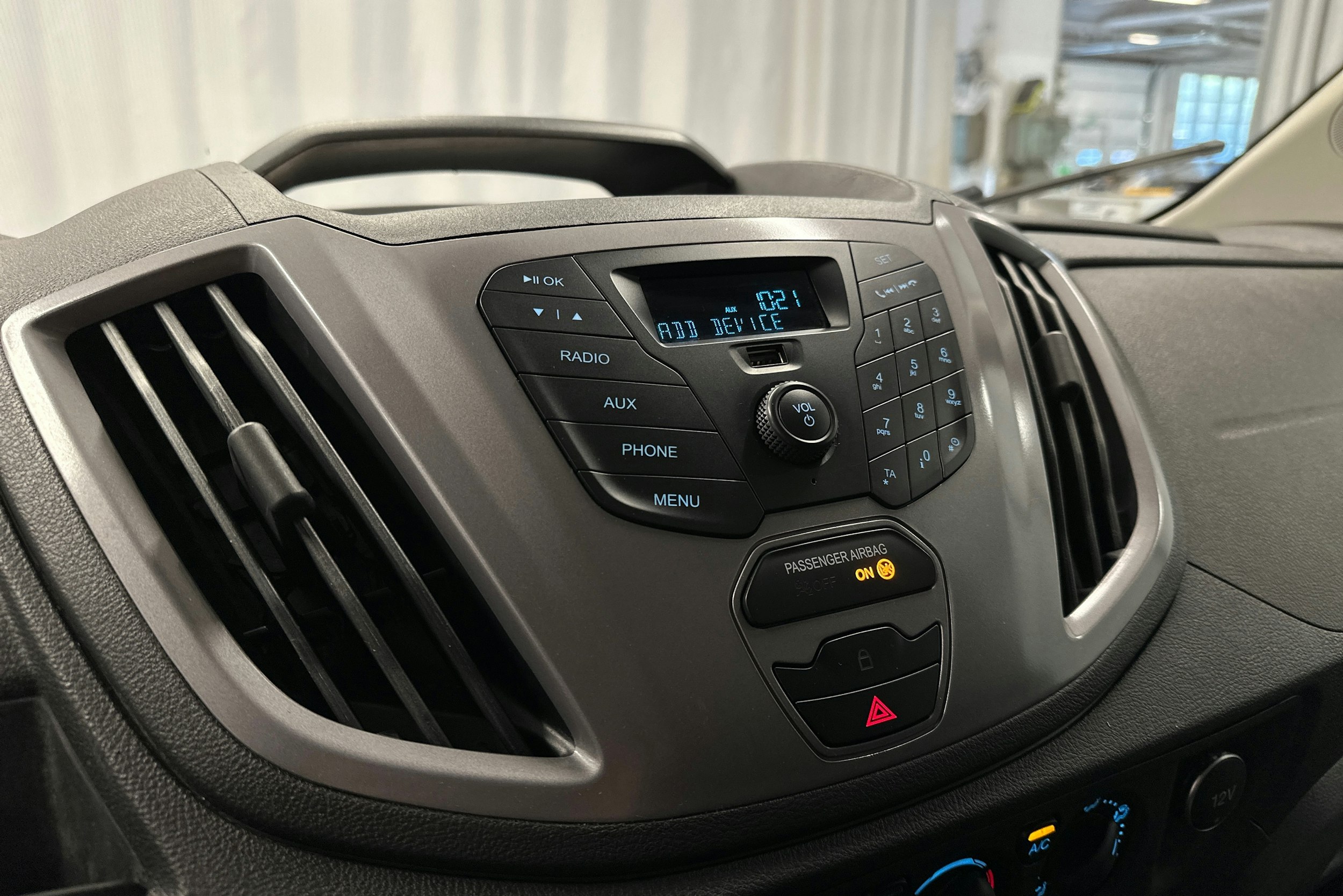 valkoinen Ford Transit 2019 kuva 15.