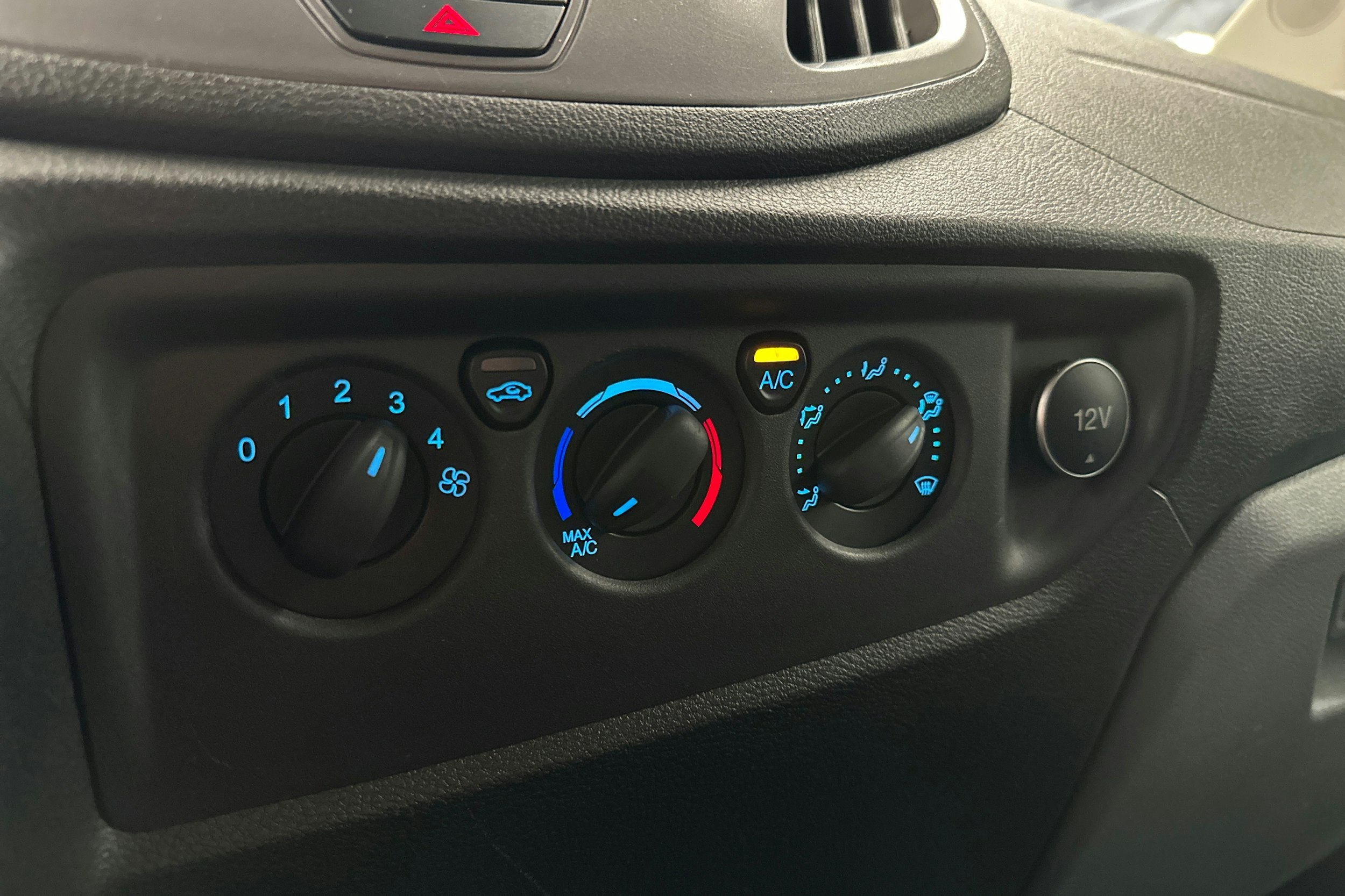 valkoinen Ford Transit 2019 kuva 16.