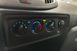 valkoinen Ford Transit 2019 kuva 16.