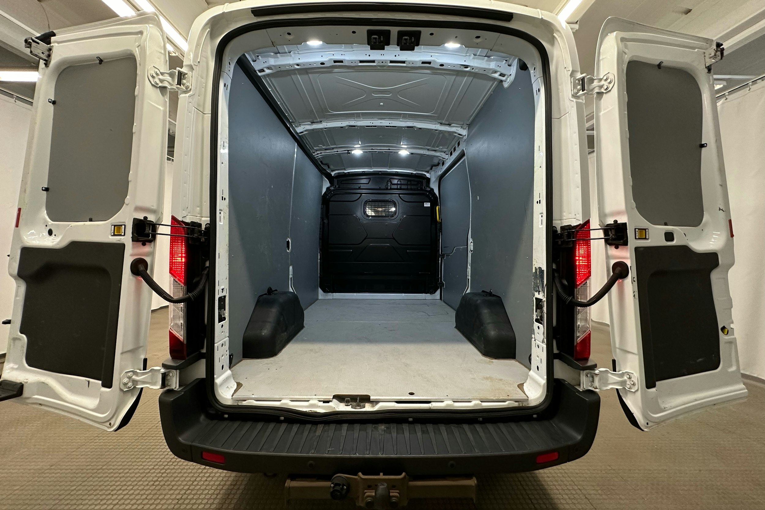 valkoinen Ford Transit 2019 kuva 17.