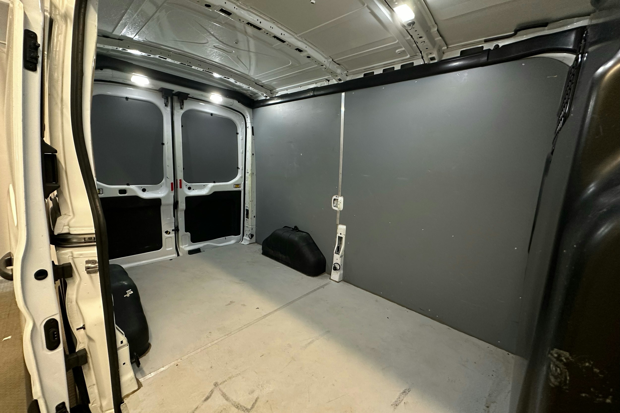 valkoinen Ford Transit 2019 kuva 18.