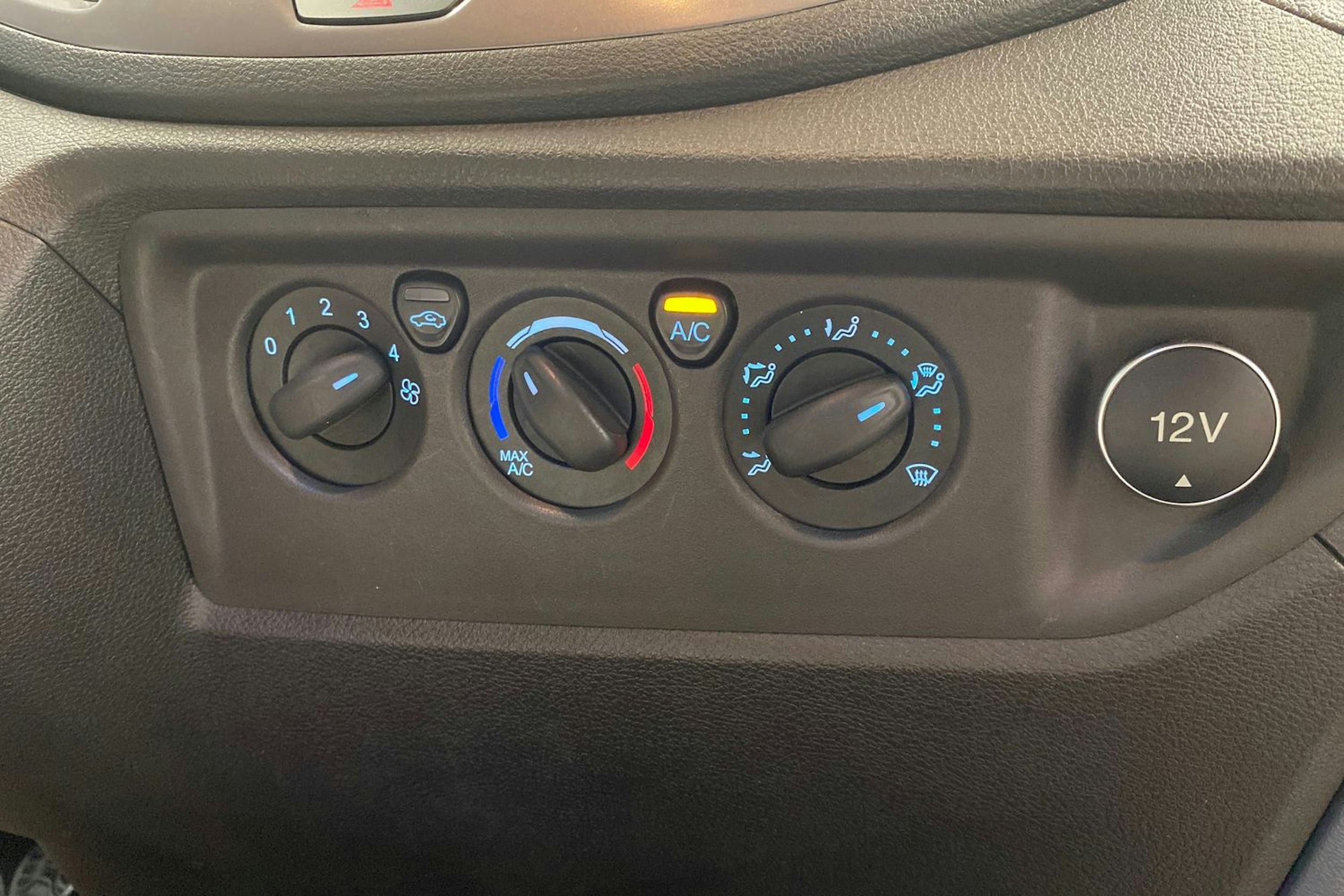 ruskea (beige) Ford Transit 2019 kuva 18.
