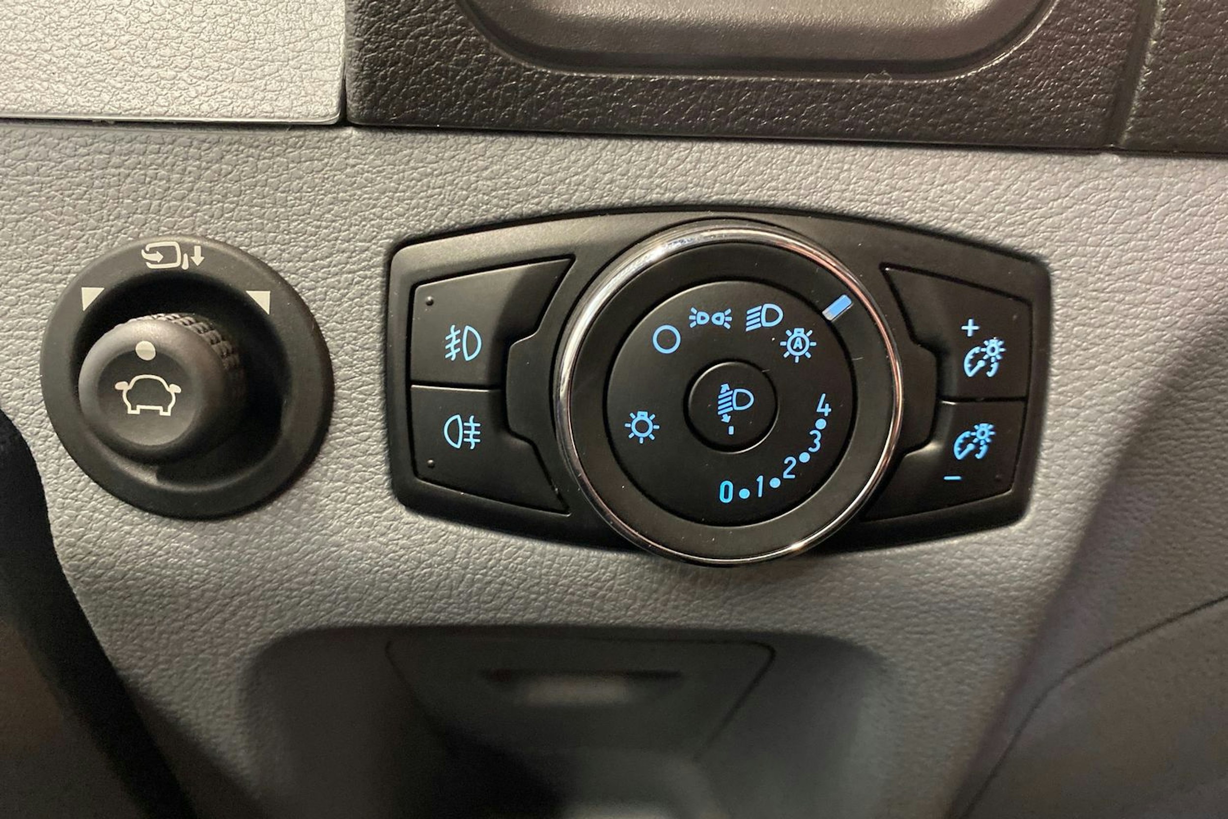 ruskea (beige) Ford Transit 2019 kuva 19.