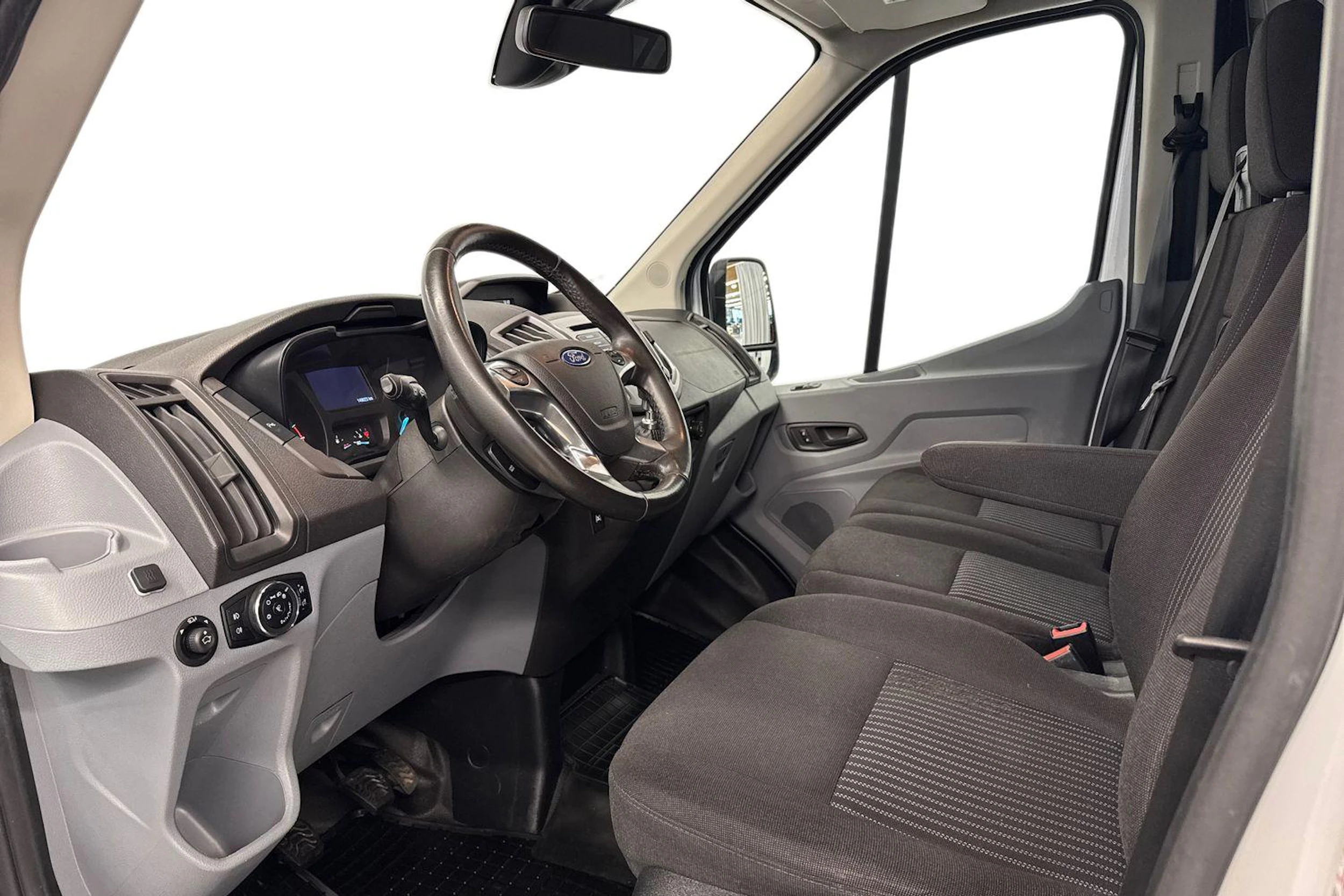 valkoinen Ford Transit 2019 kuva 8.