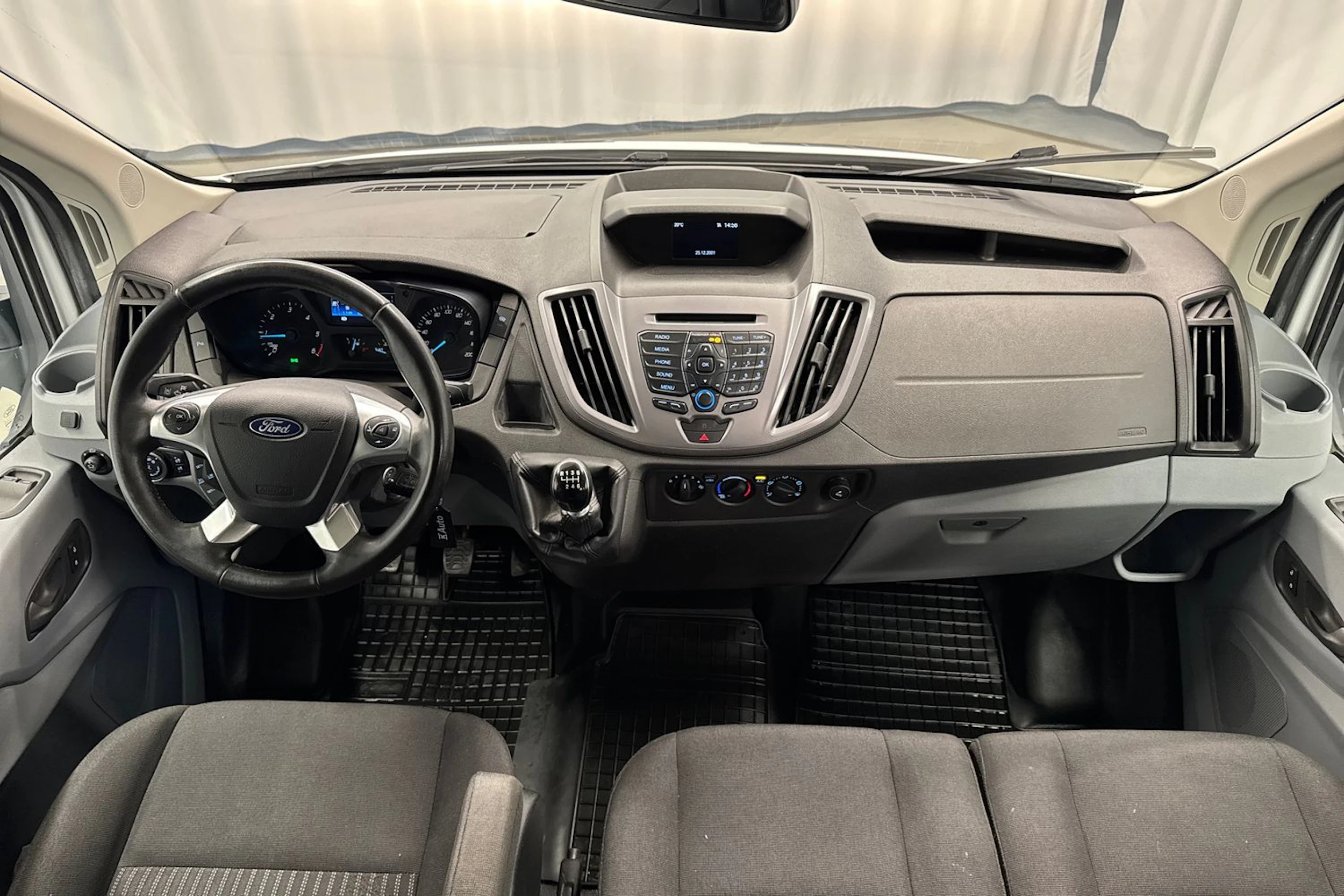 valkoinen Ford Transit 2019 kuva 13.