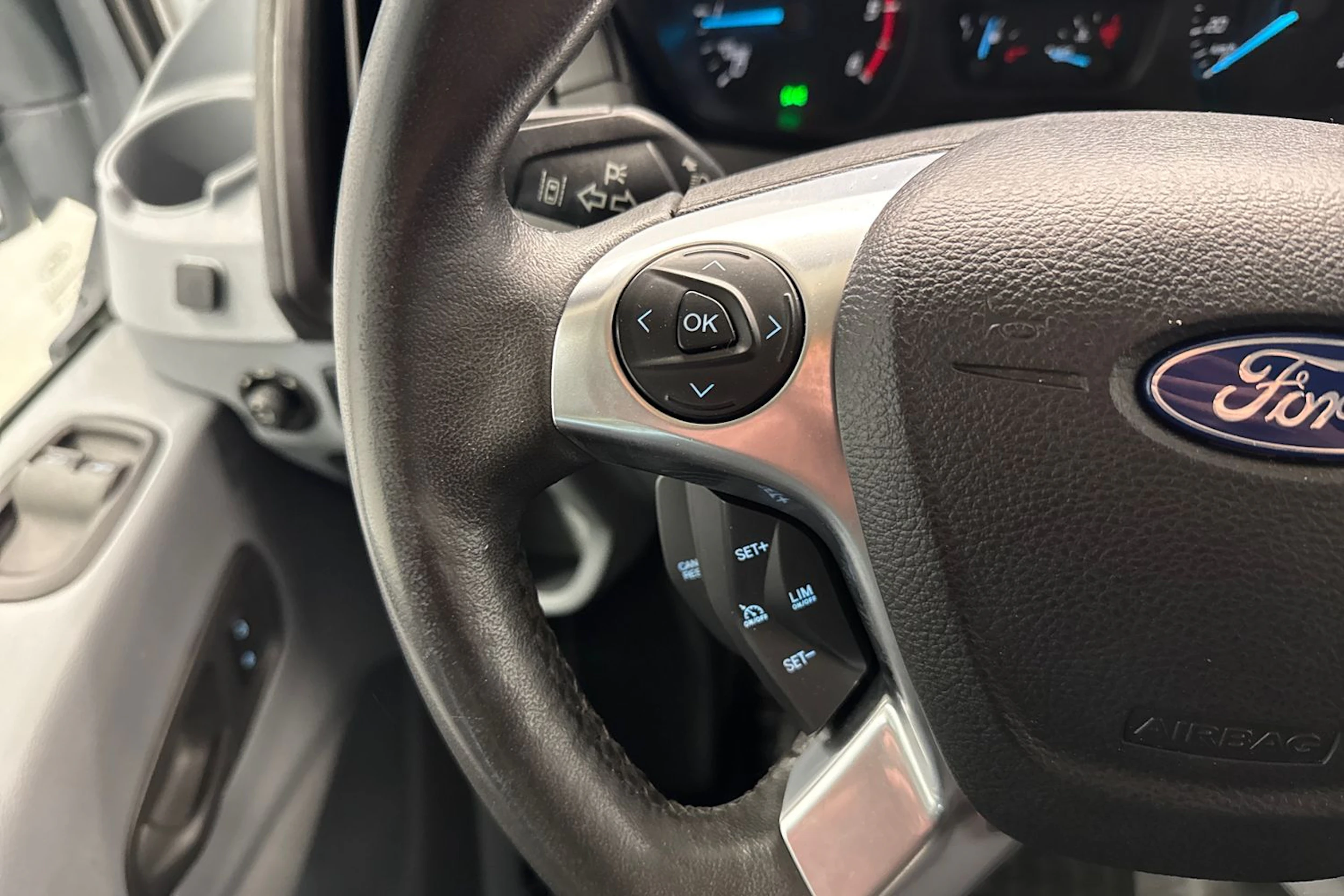 valkoinen Ford Transit 2019 kuva 17.