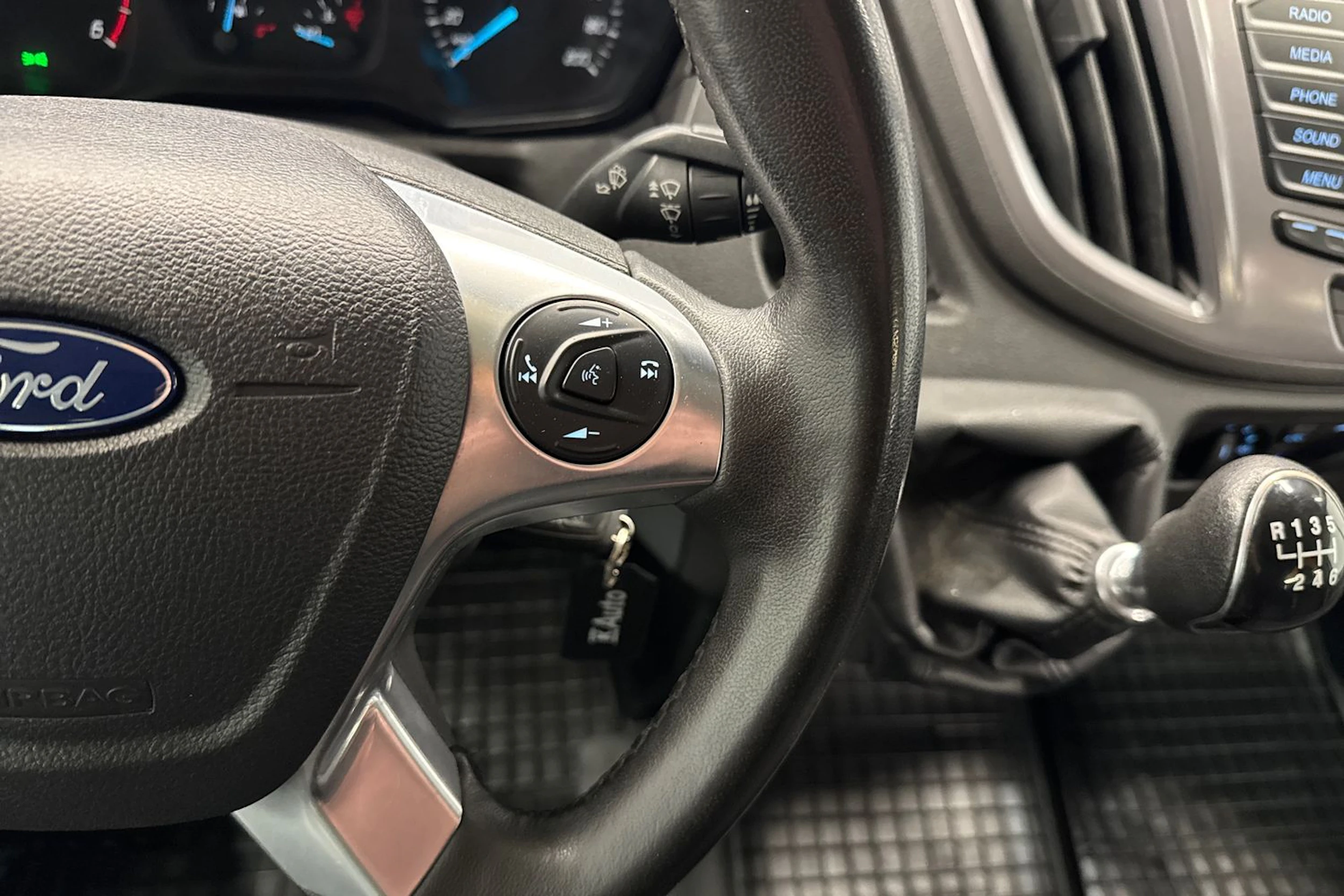 valkoinen Ford Transit 2019 kuva 18.