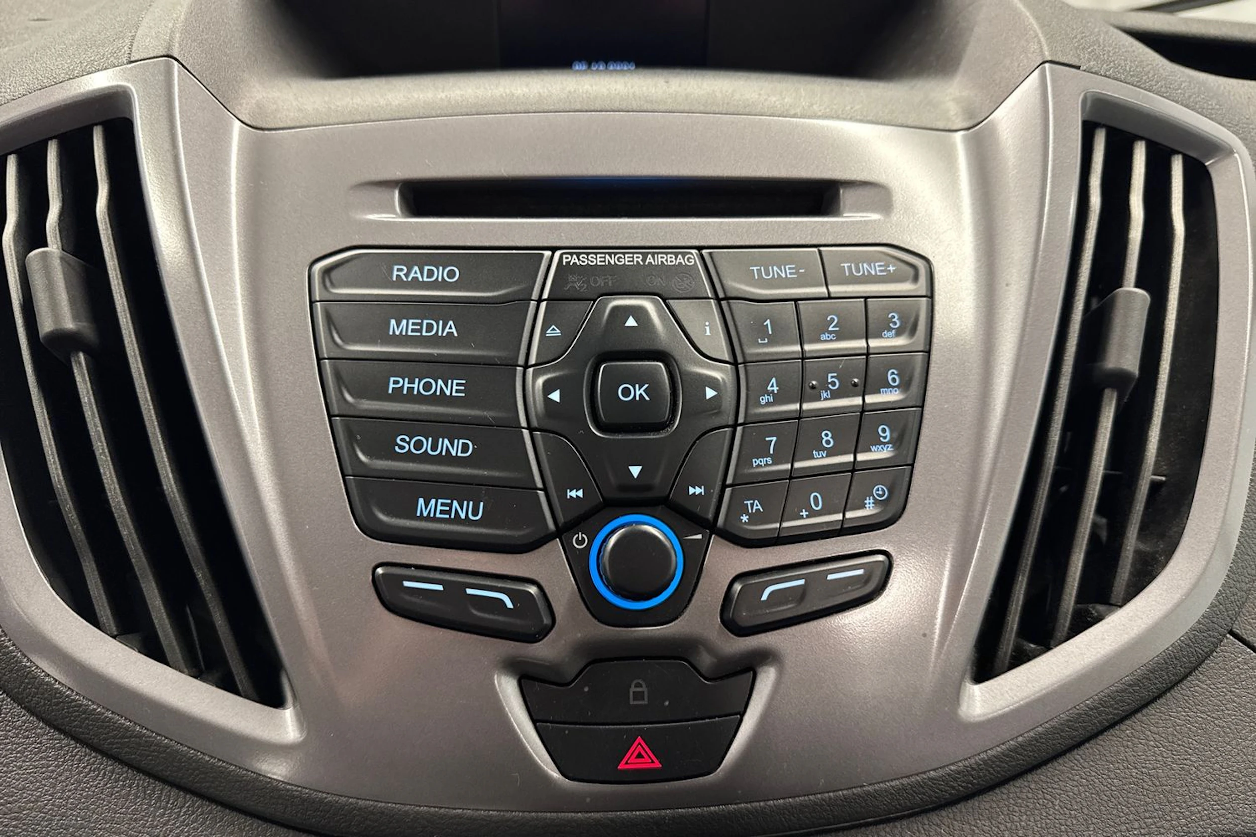 valkoinen Ford Transit 2019 kuva 23.