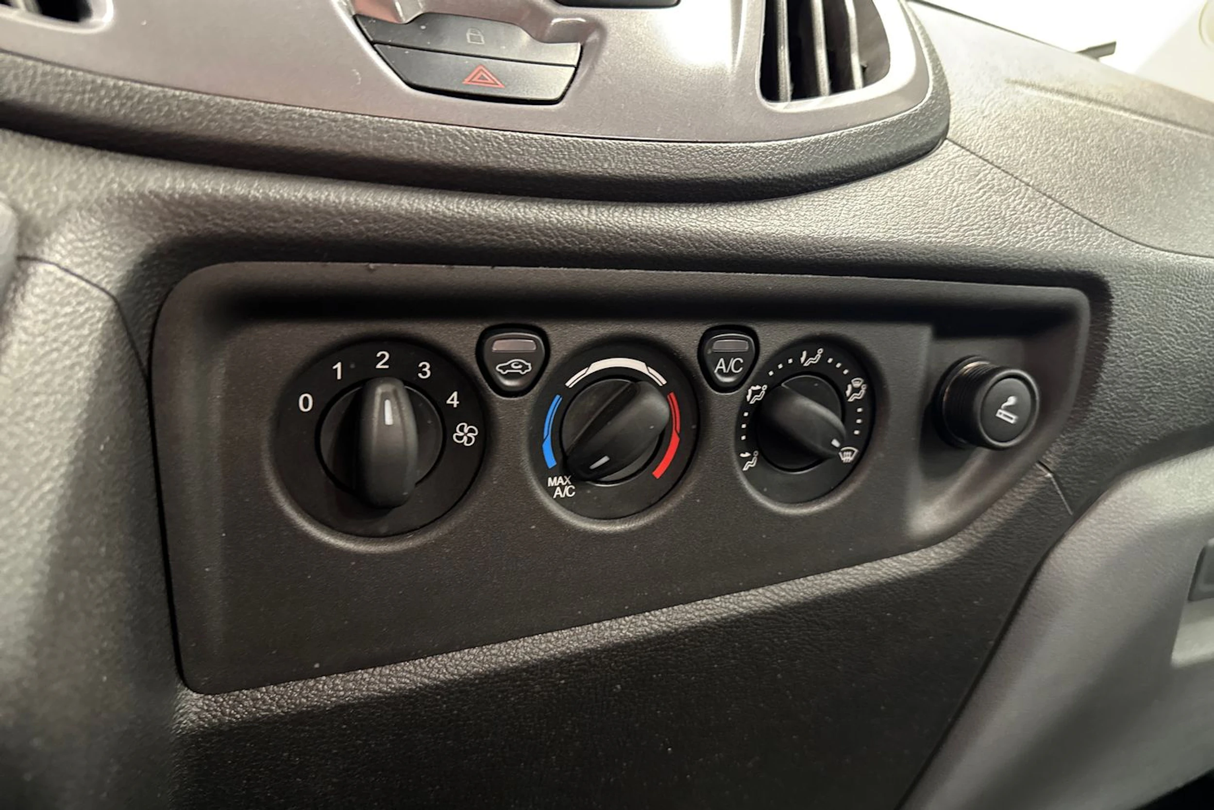 valkoinen Ford Transit 2019 kuva 24.