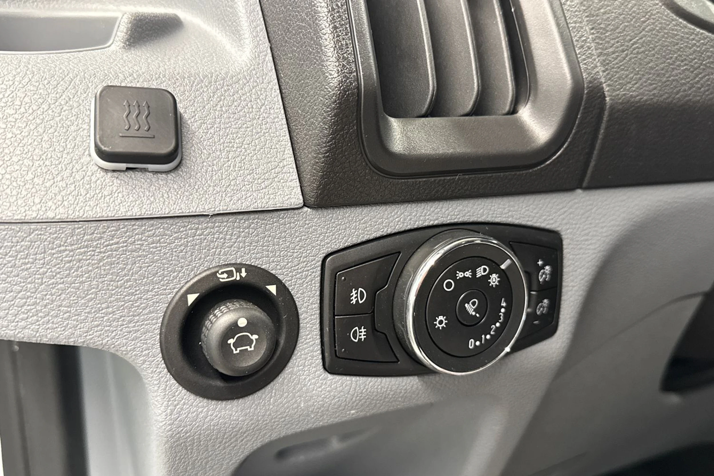 valkoinen Ford Transit 2019 kuva 27.
