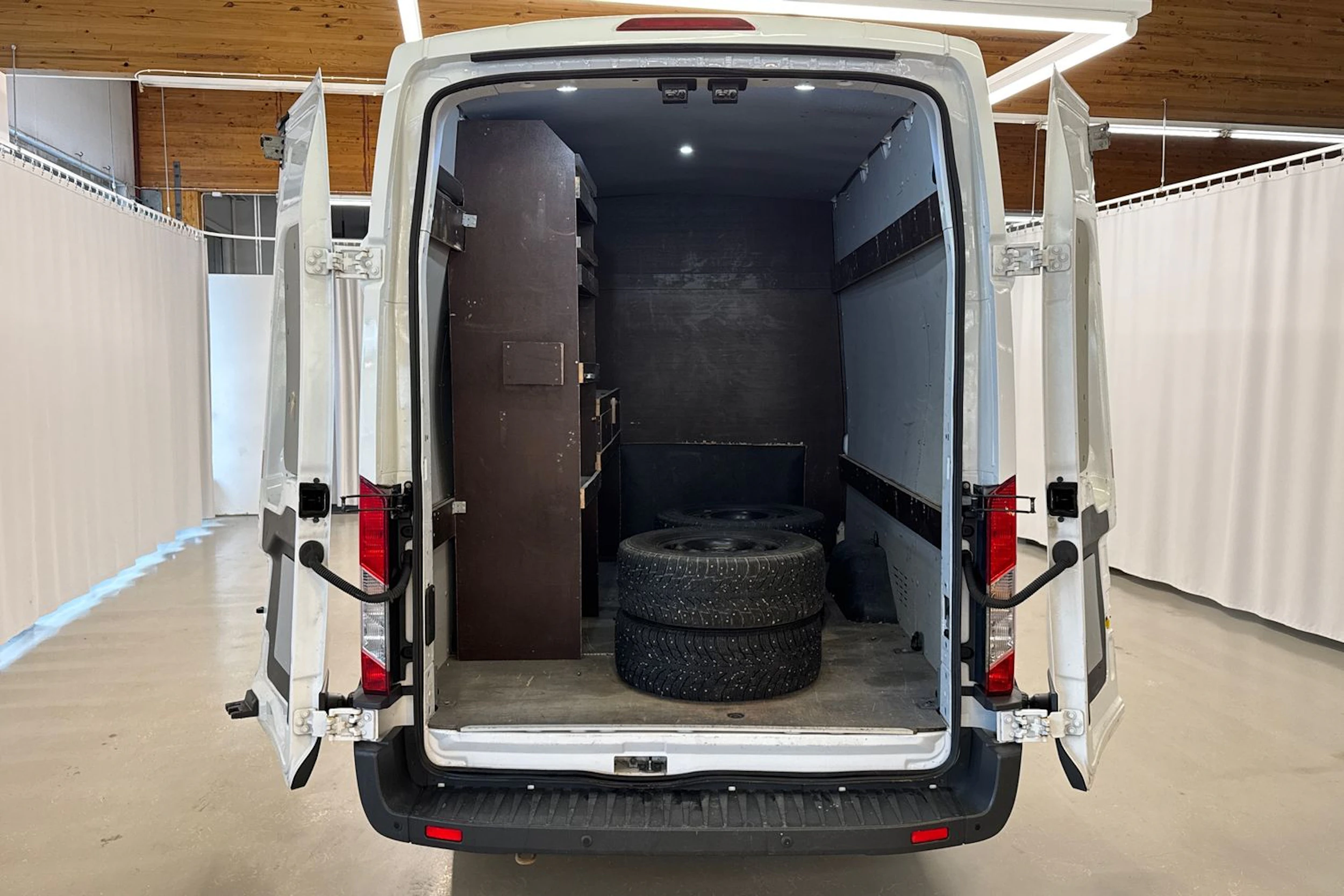 valkoinen Ford Transit 2019 kuva 31.